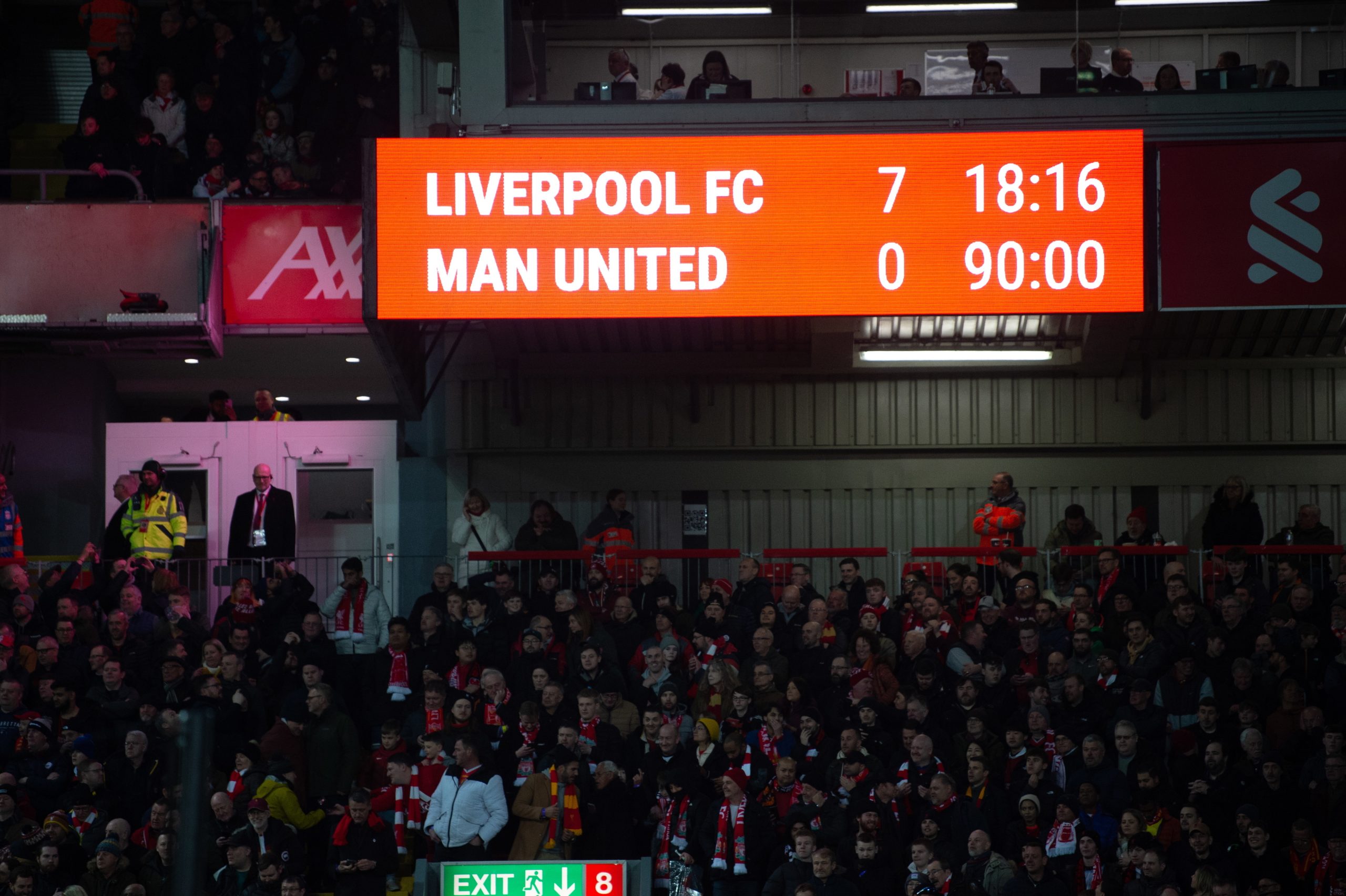 Liverpool ‘esmaga’ Manchester United em dia de recordes e história