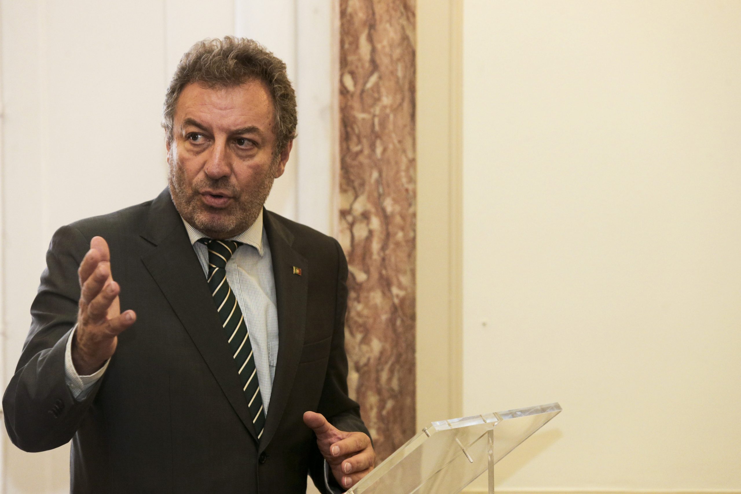 Ex-ministro Nuno Crato lamenta “acusações irresponsáveis e falsas” de secretário de Estado da Educação