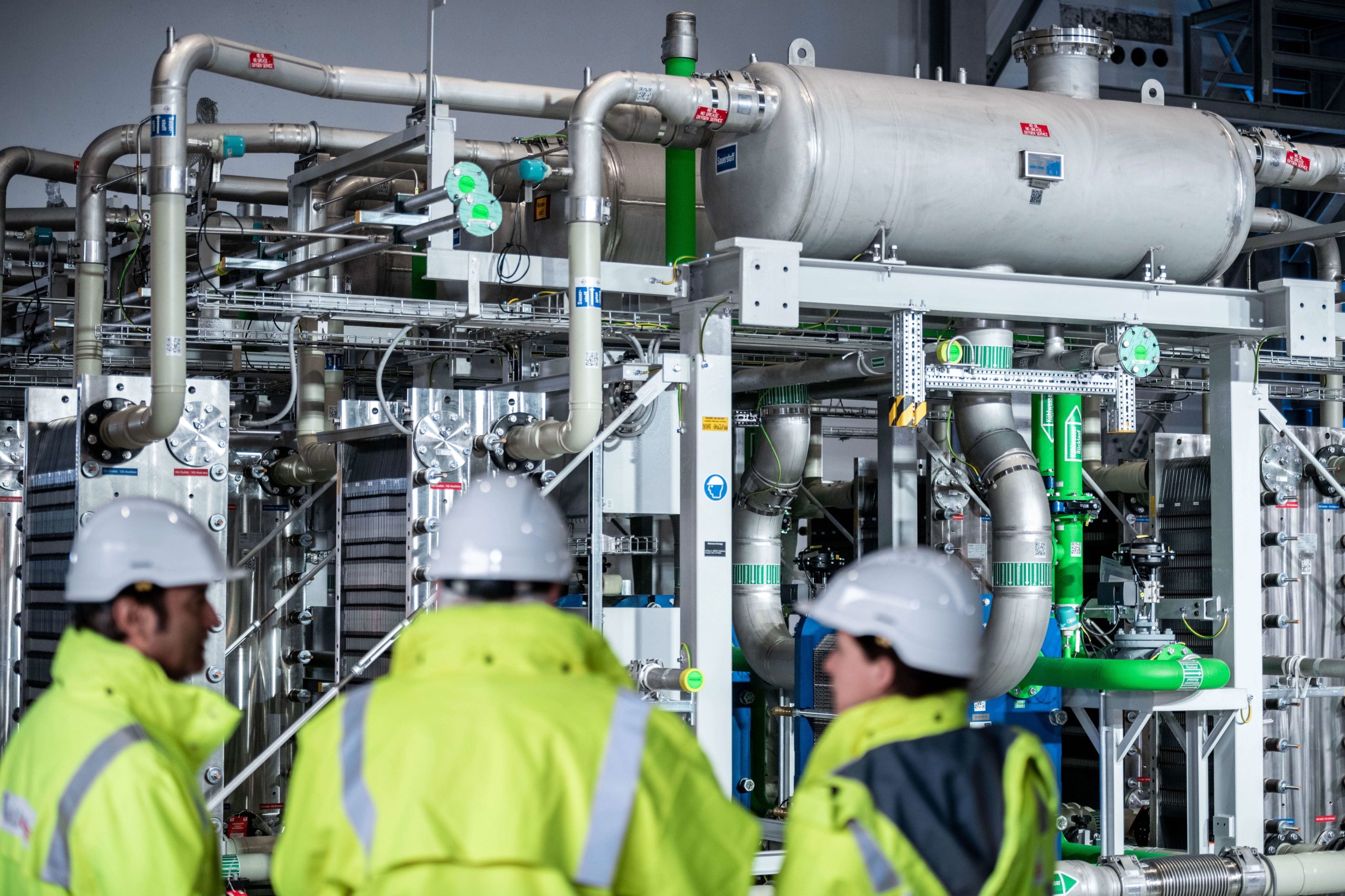 UE adota novas regras para estações de carregamento de veículos elétricos e hidrogénio