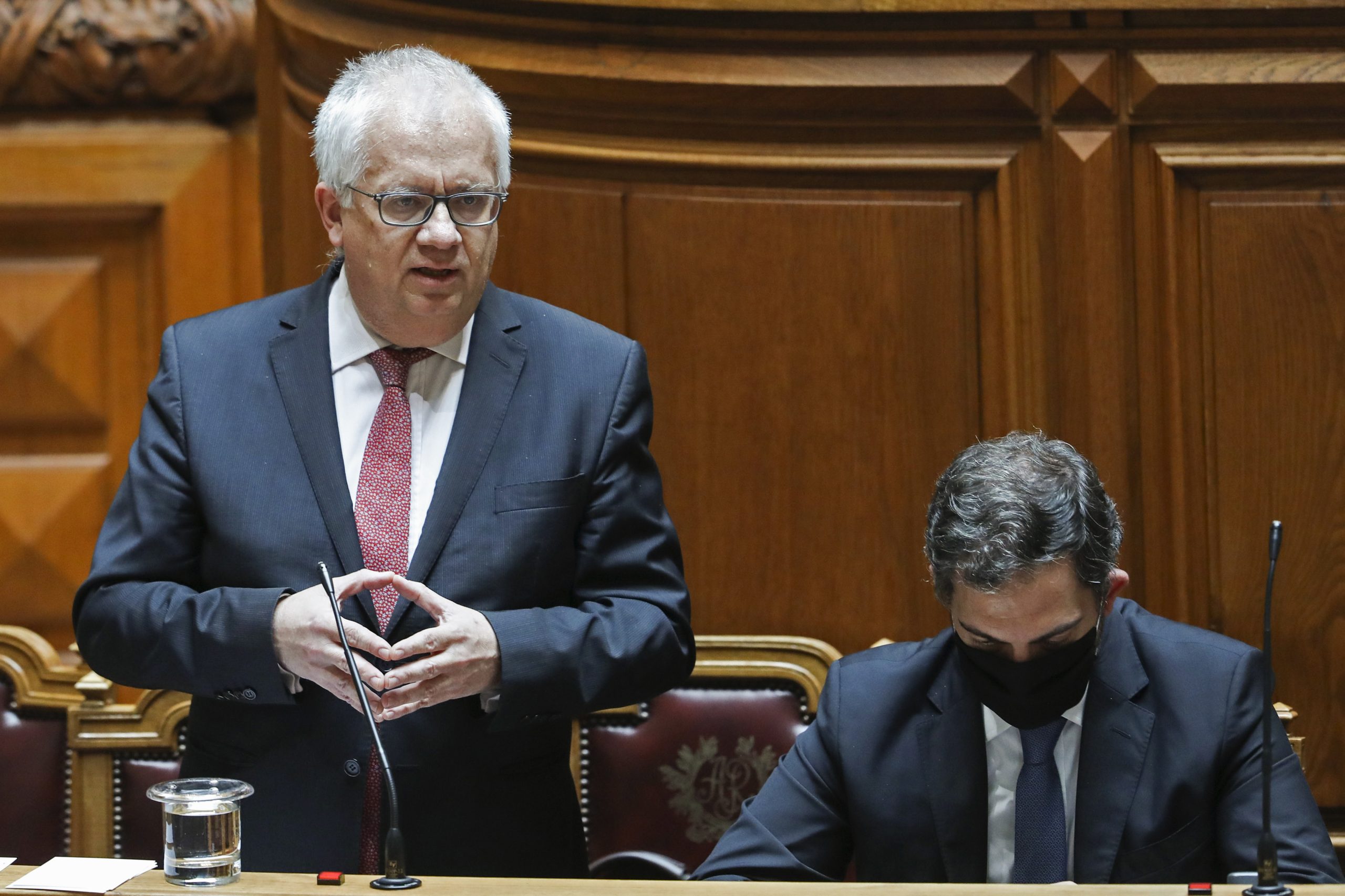 Parlamento aprova lei sobre branqueamento de capitais na generalidade. Falta de meios e de vontade política dominou debate