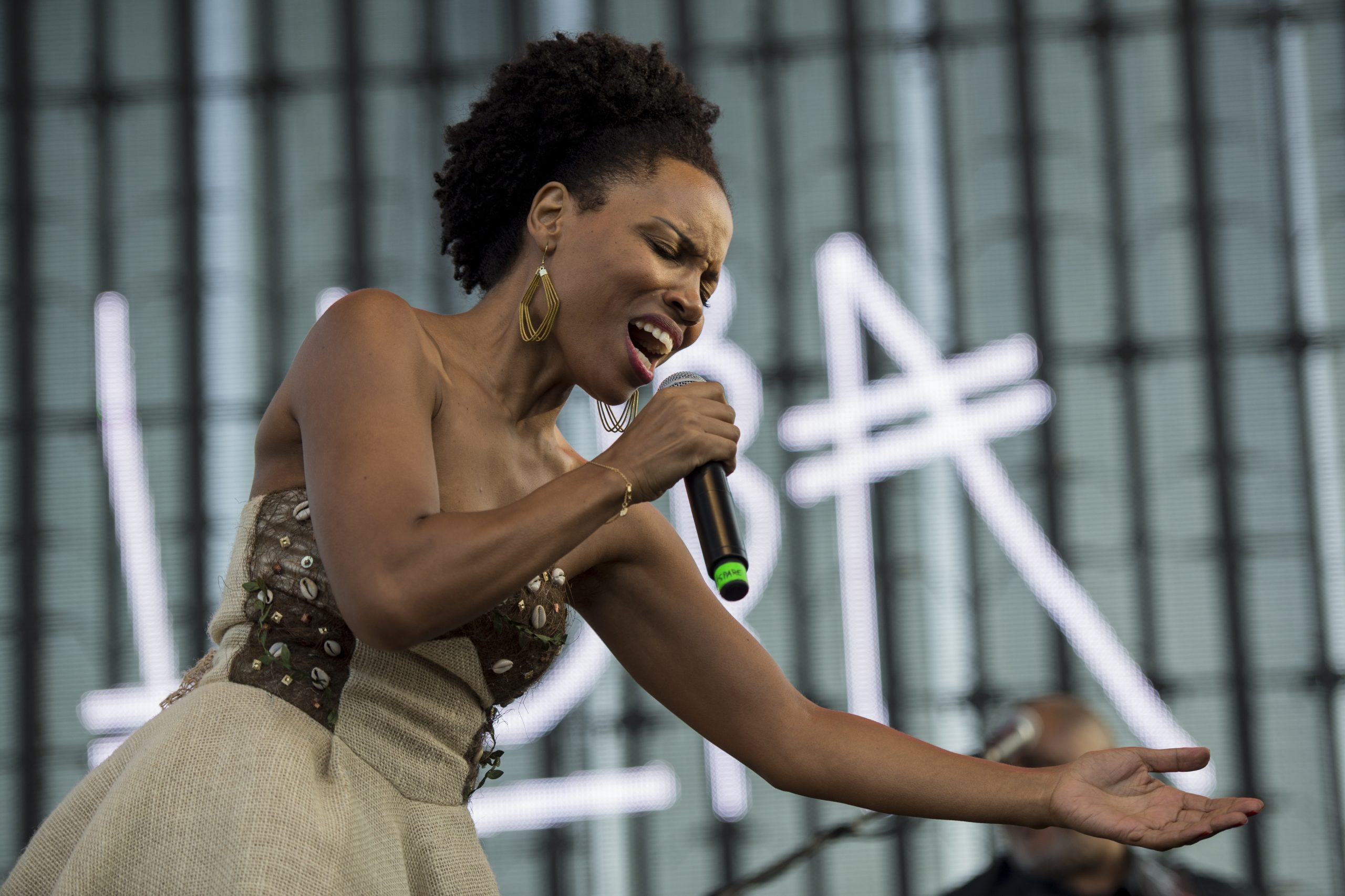 Cantora Lura regressa com novo visual, apaixonada pela filha e pela vida