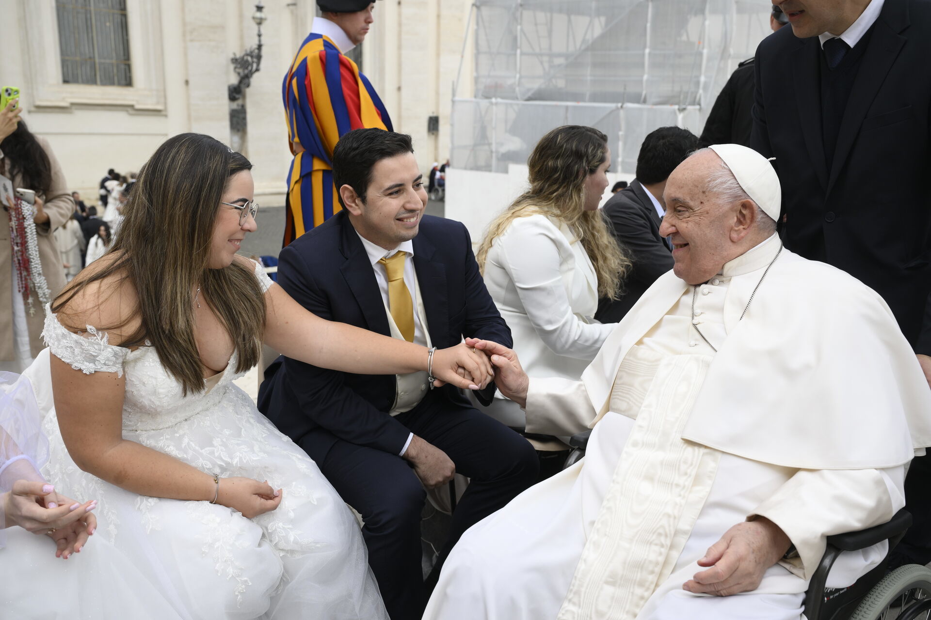 “Colocou a mão por cima da nossa, voltou a sorrir”. Débora e André foram vestidos de noivos ao Vaticano pedir a bênção ao Papa Francisco
