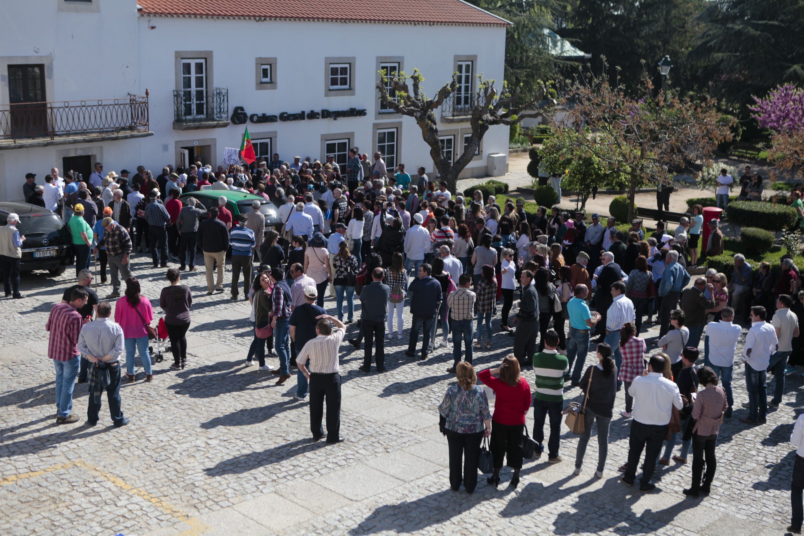 CGD: Habitantes de Almeida concentrados junto das instalações do balcão de Vilar Formoso