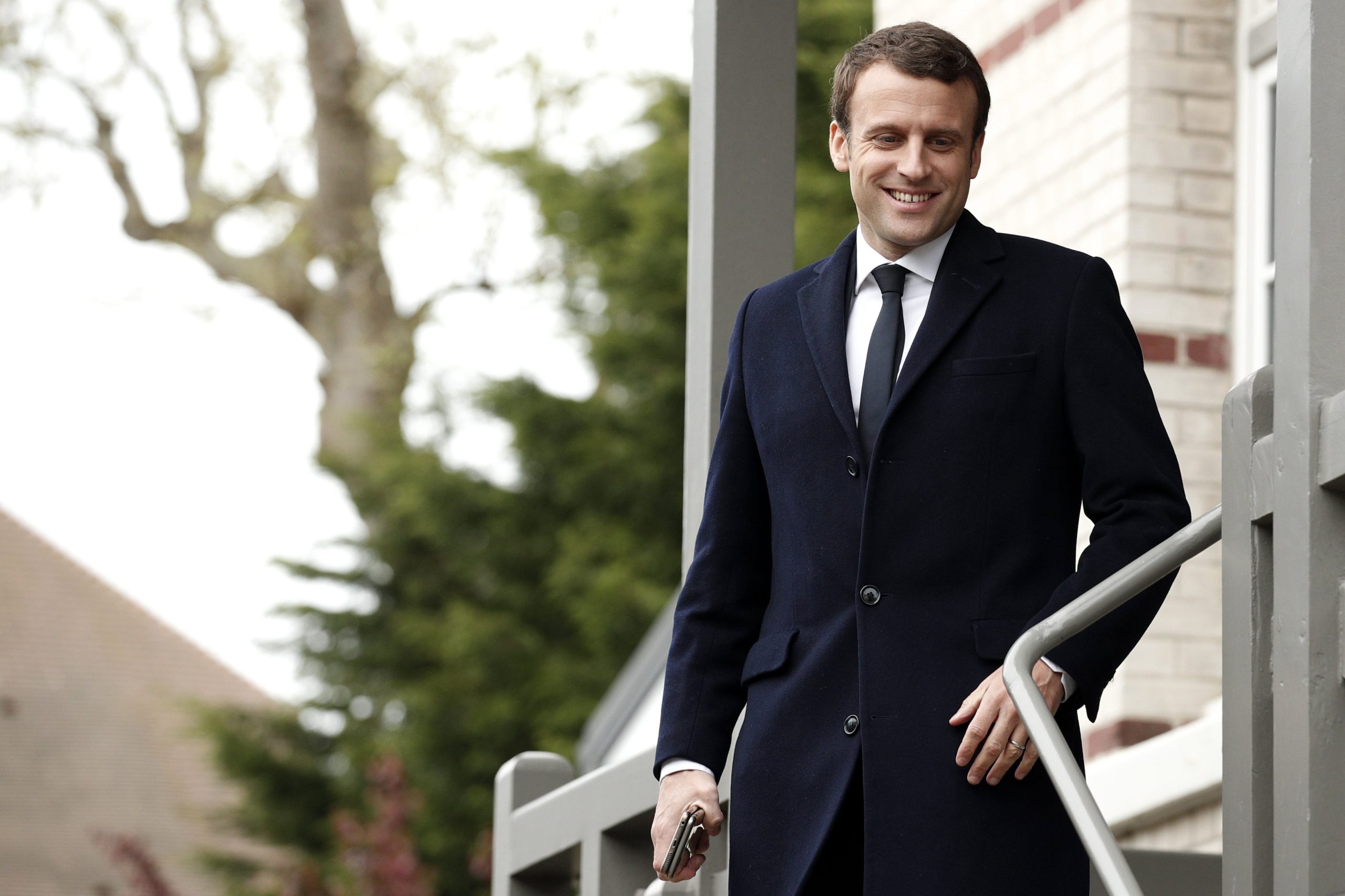 Hollande felicita Macron pela passagem à segunda volta