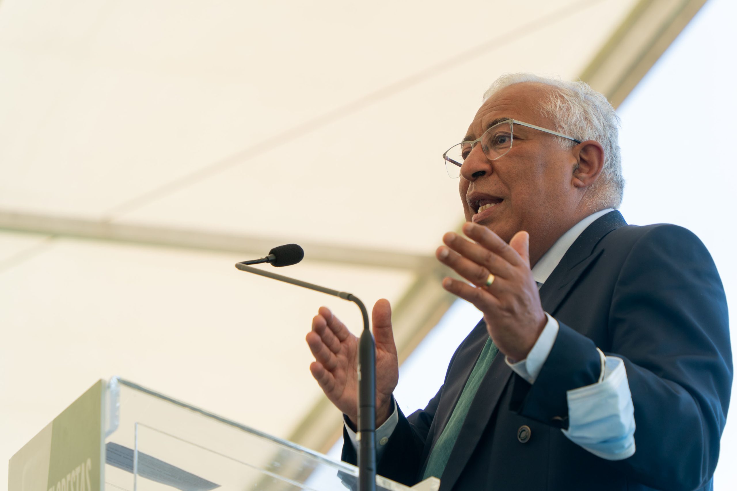 António Costa admite baixa de IRS e aumento “significativo” do abono de família