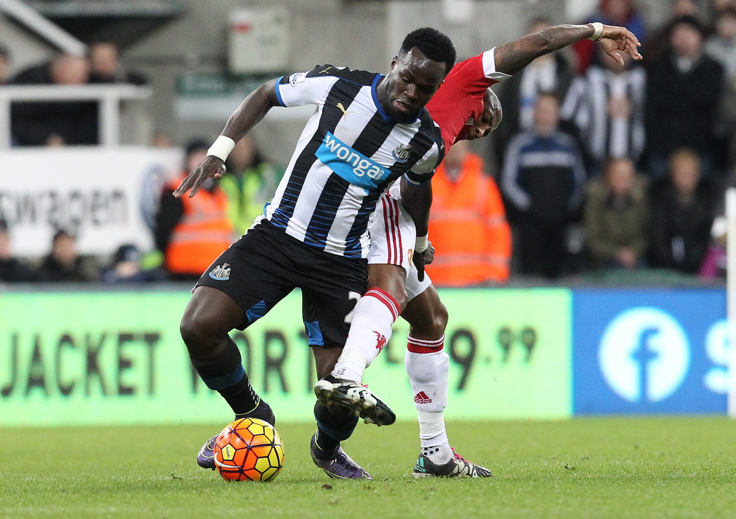 Mais de mil adeptos do Newcastle entregam petição para retirar número de Tioté