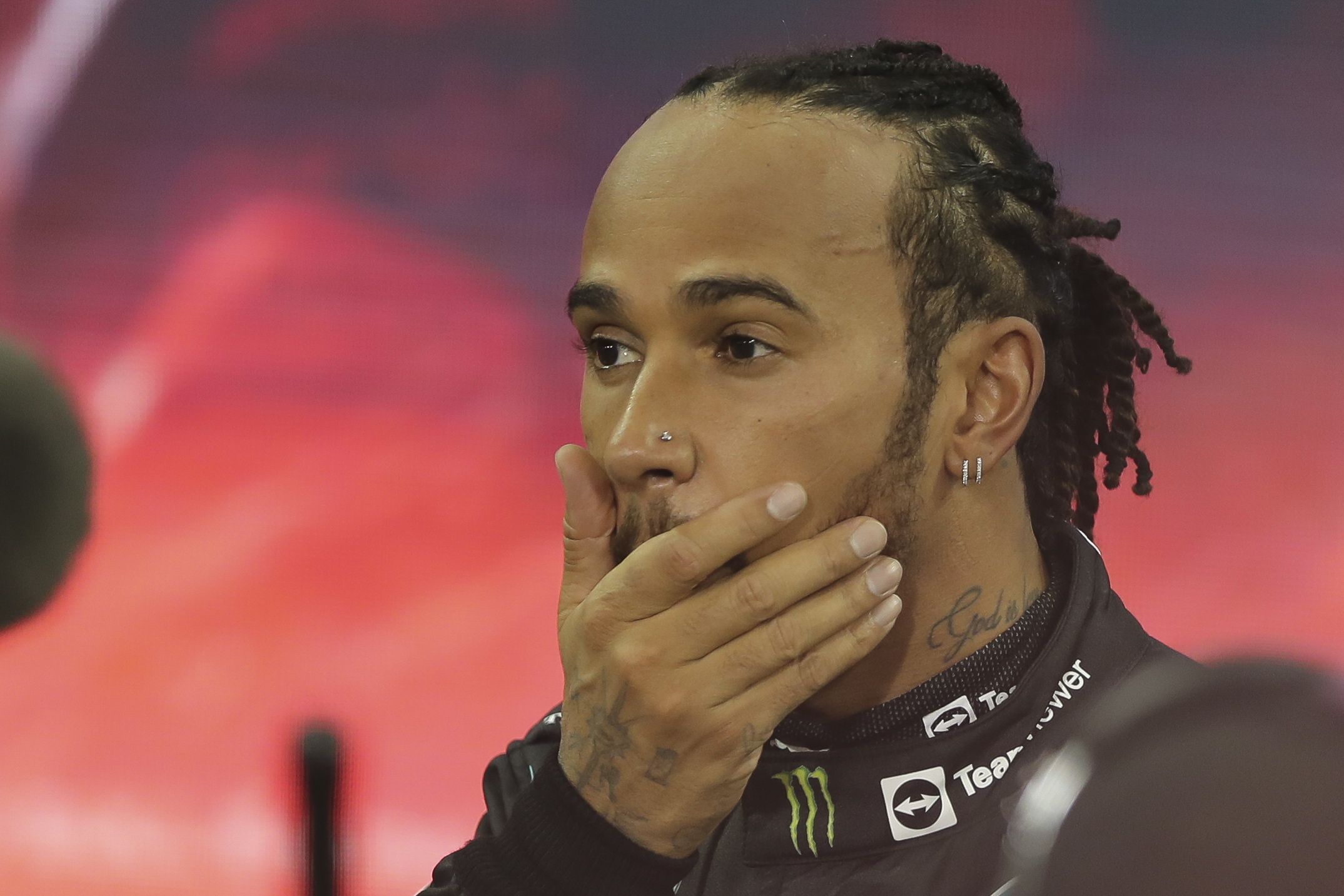 Lewis Hamilton é agora Sir Lewis Hamilton. Piloto de F1 foi ordenado cavaleiro pelo príncipe Carlos