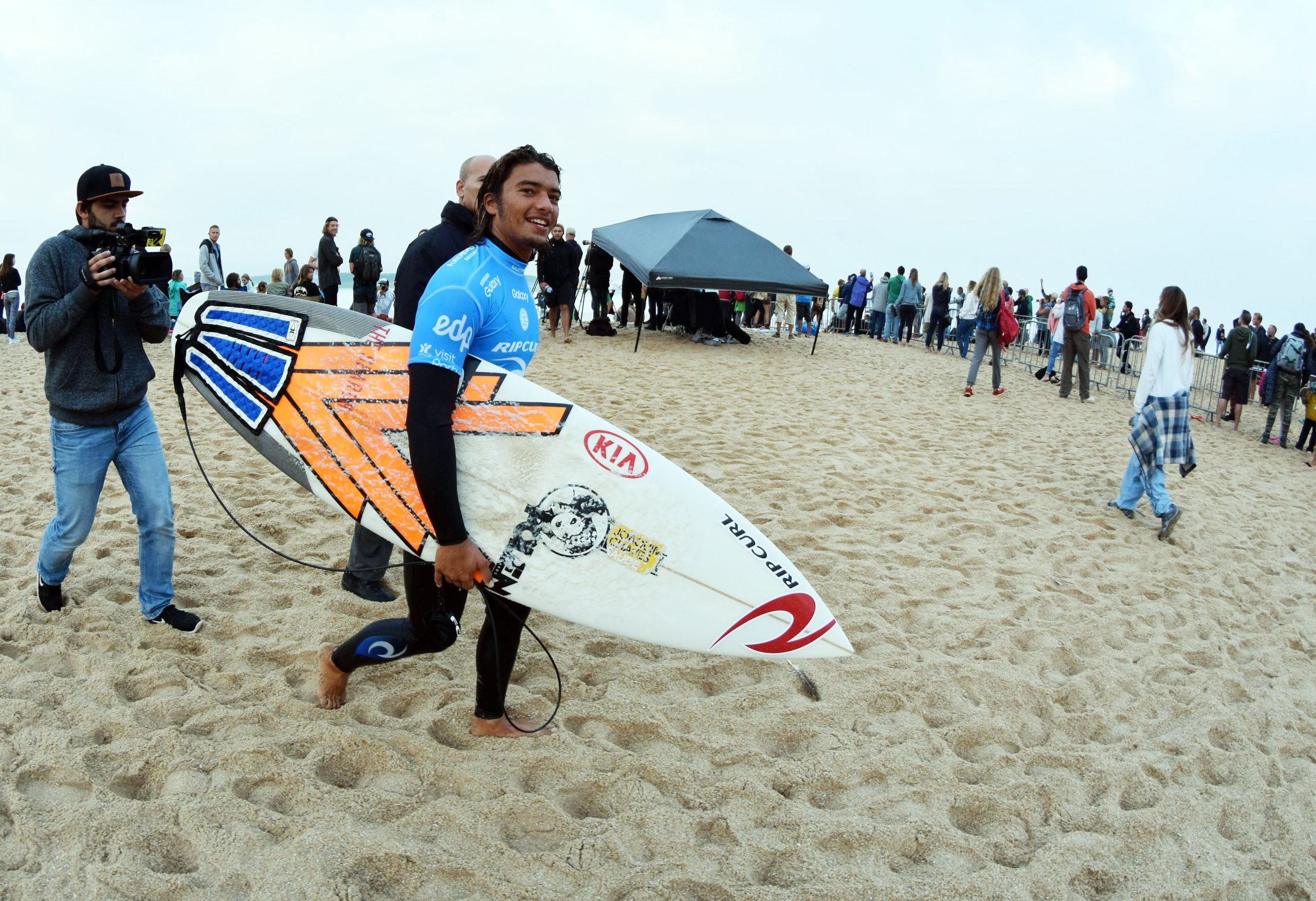 Circuito mundial de surf em Peniche interrompido. Nova chamada às 14:30