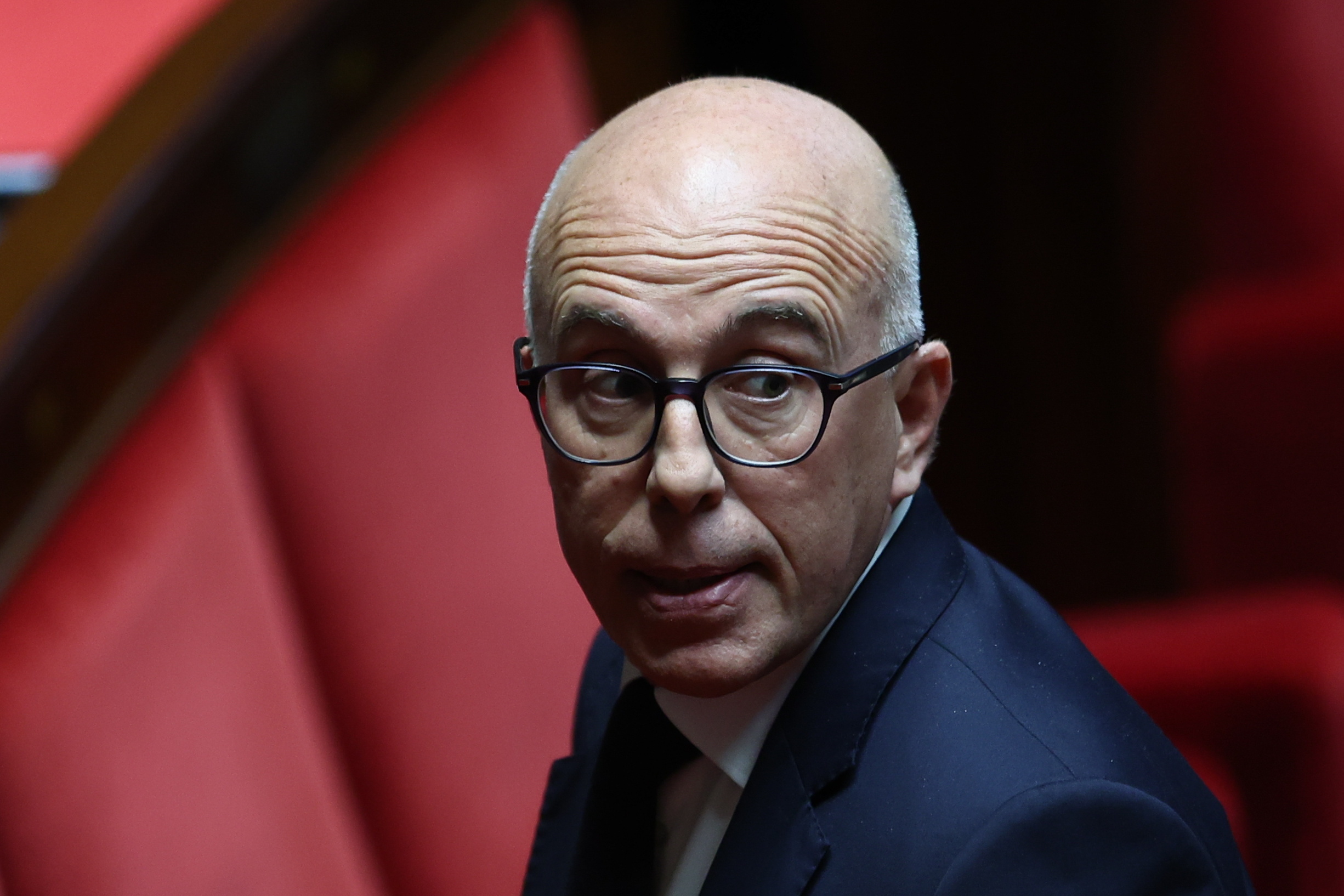 Principal partido de direita francês destitui líder que queria aliar-se a Le Pen