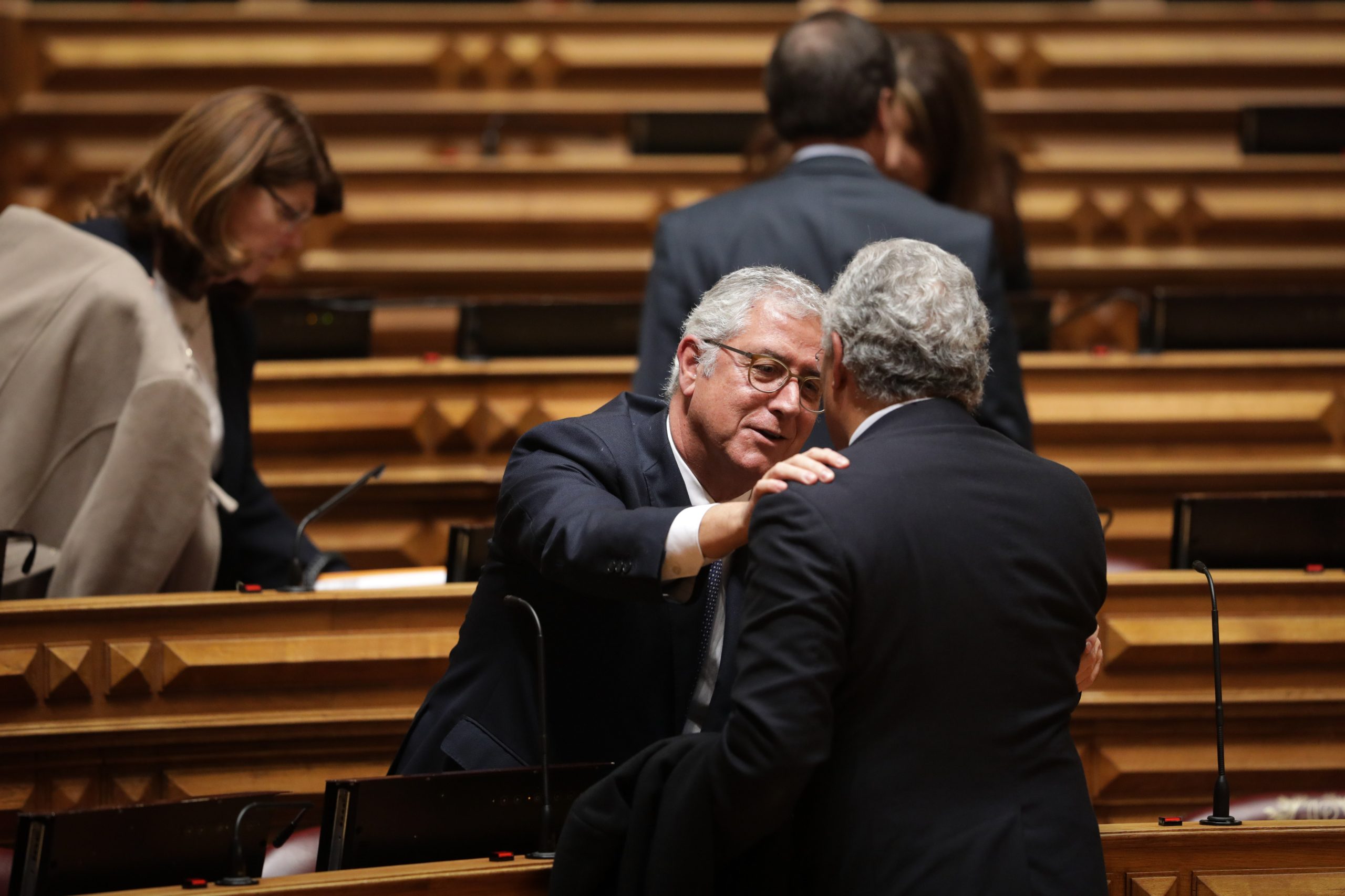 António Costa foi à bancada do PSD cumprimentar Fernando Negrão