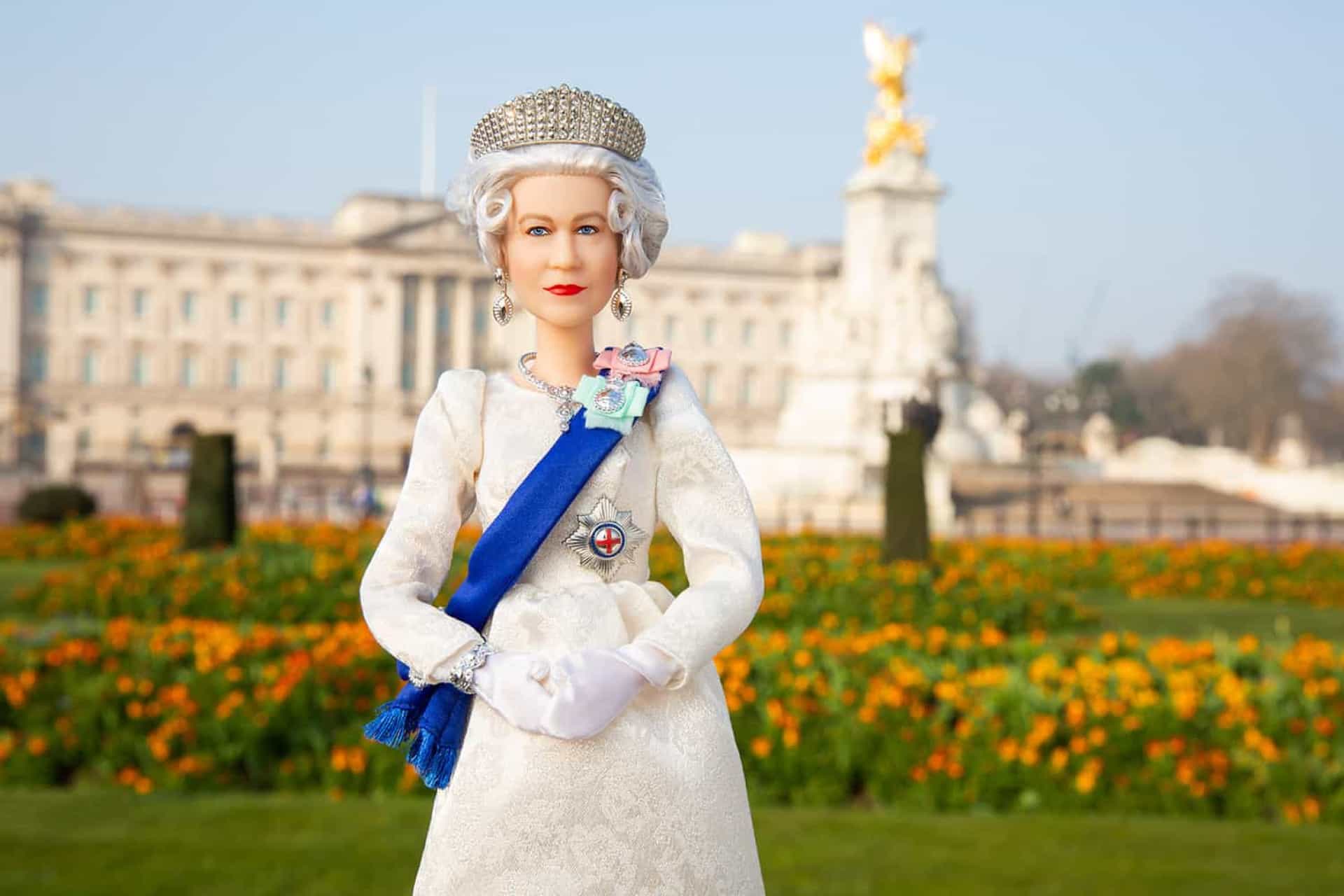 Rainha Isabel II faz anos e ‘recebe’ uma Barbie