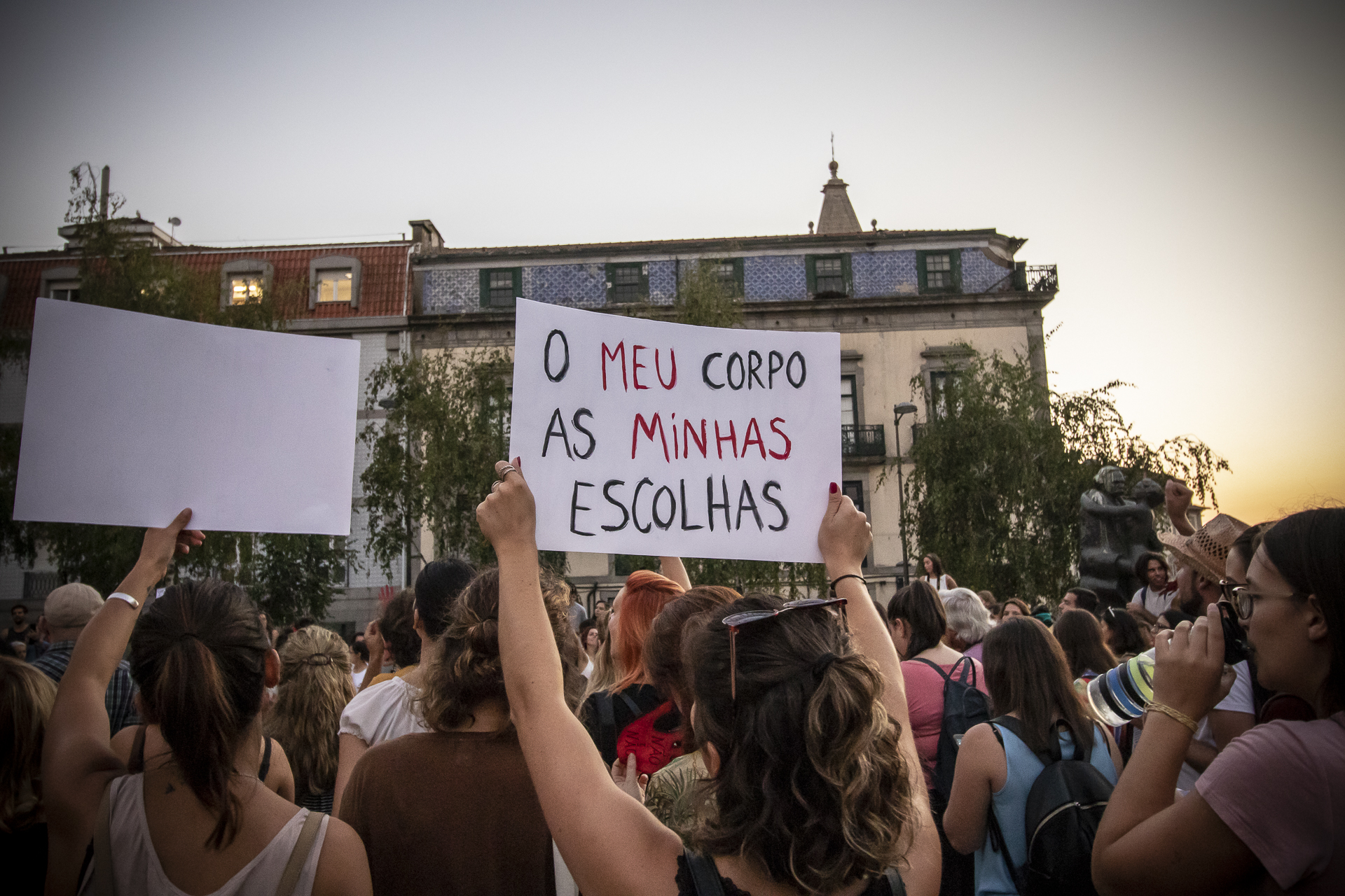 Centenas de pessoas concentraram-se no Porto a pedir o “fim da justiça machista”