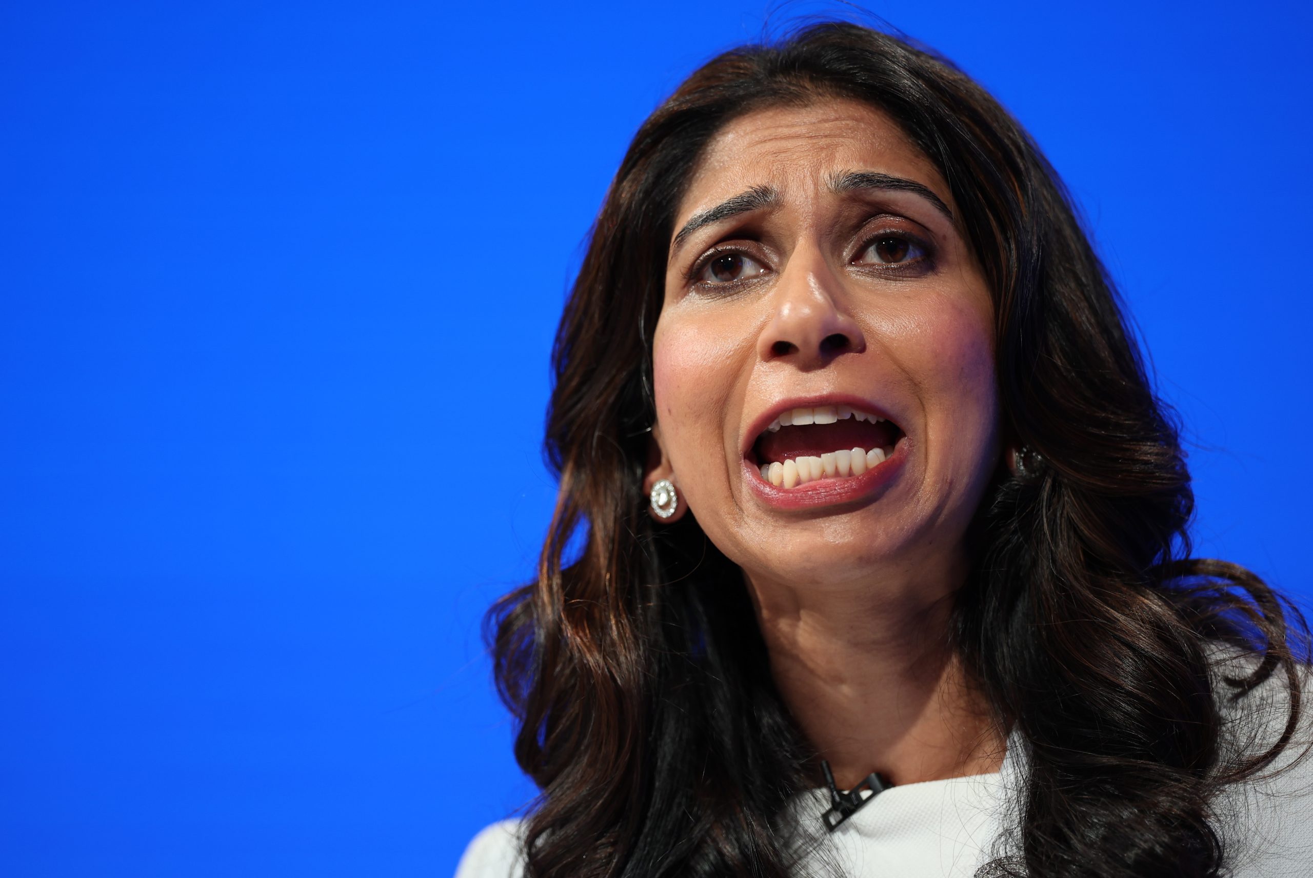Ministra despedida acusa primeiro-ministro britânico Rishi Sunak de ser “incerto e fraco”