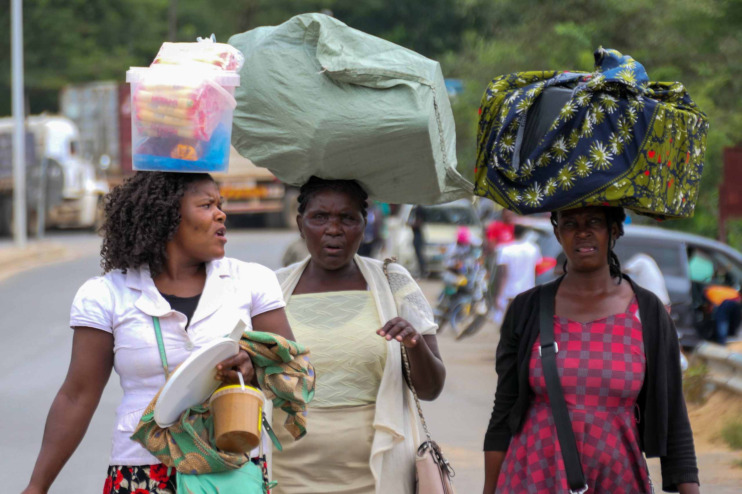 “Viúvas de frete” ganham a vida na fronteira entre Moçambique e Zimbábue
