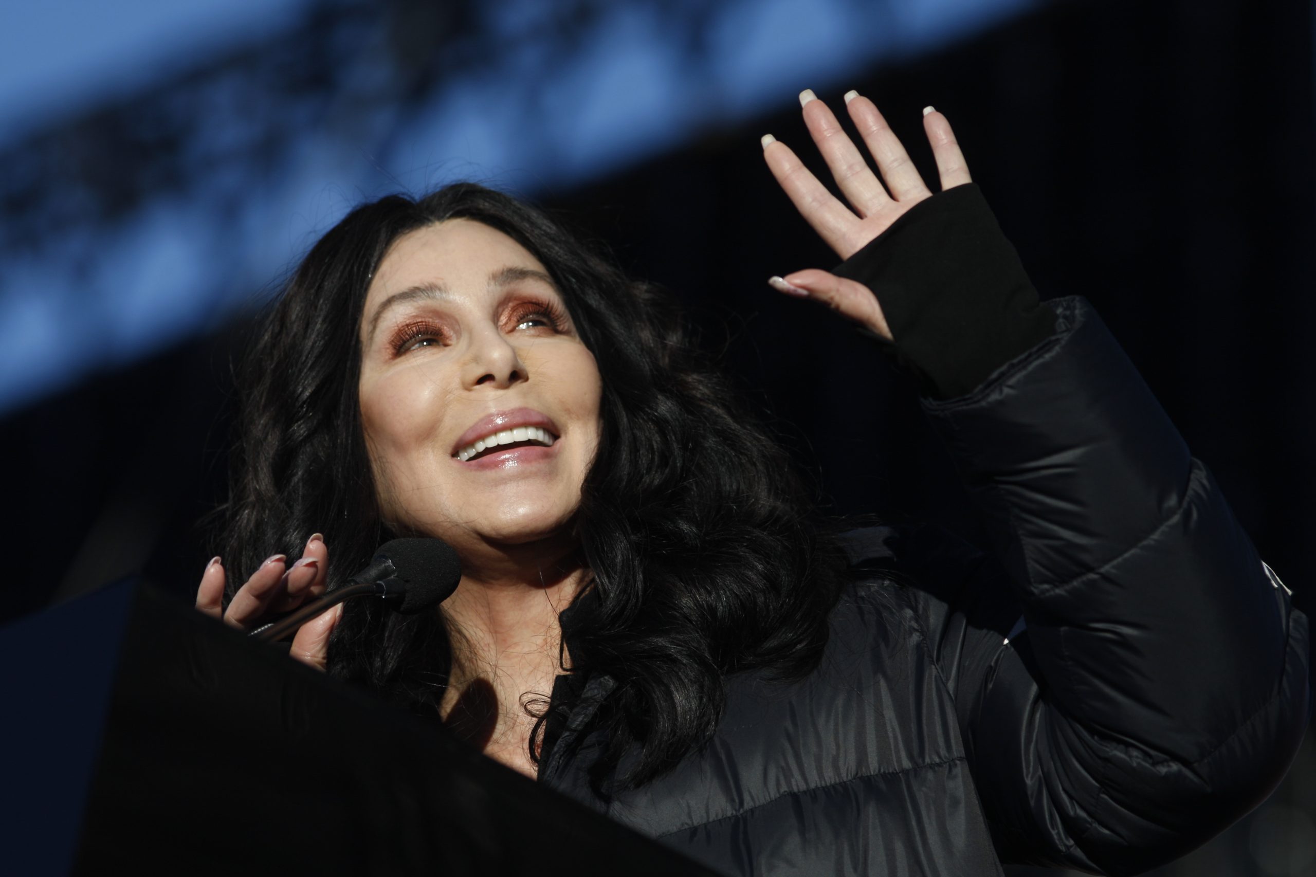 Cher telefonou para os Correios dos EUA e queria tornar-se voluntária — mas a proposta foi recusada