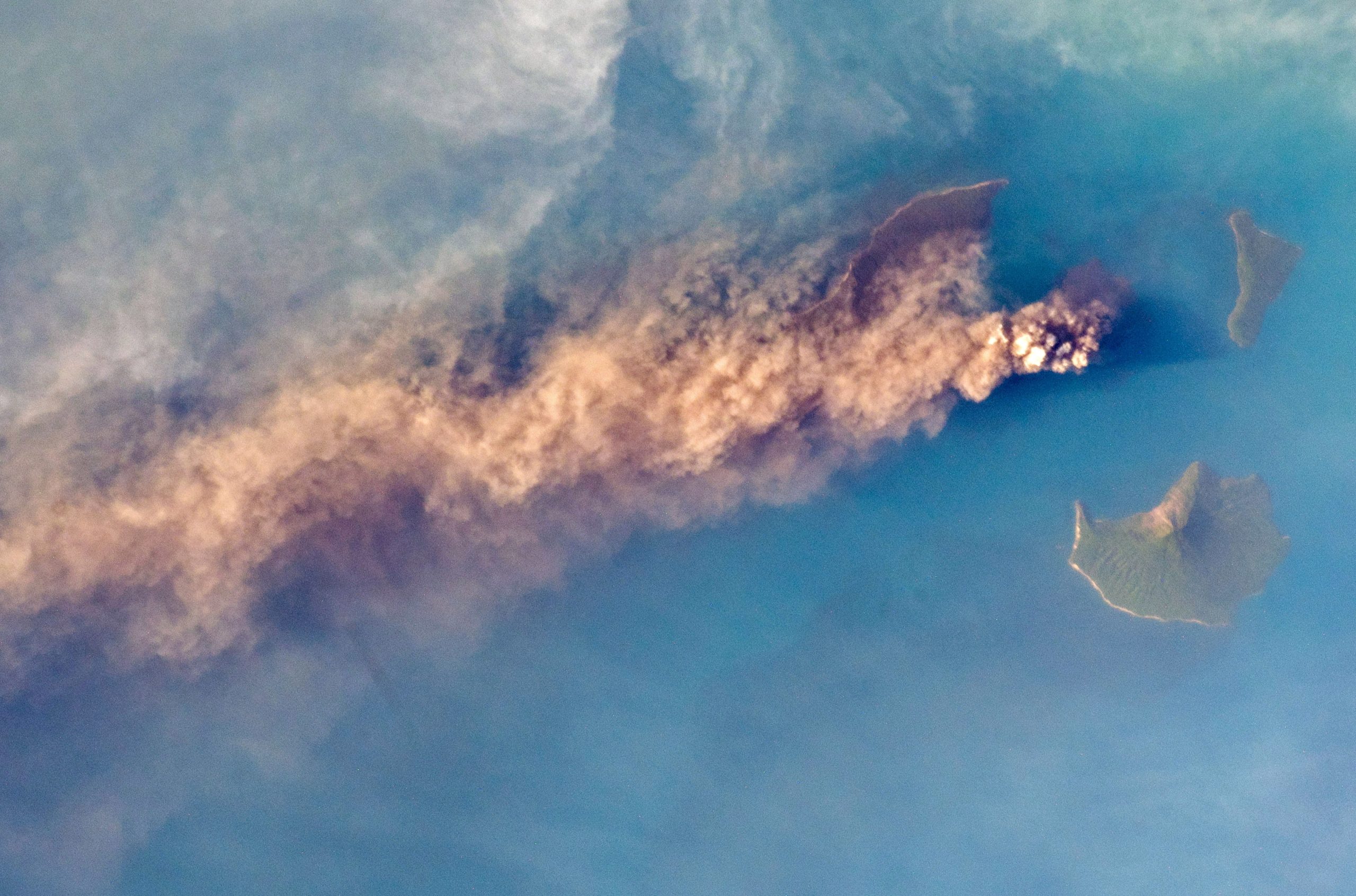 Vulcão Anak Krakatoa entrou em erupção na Indonésia