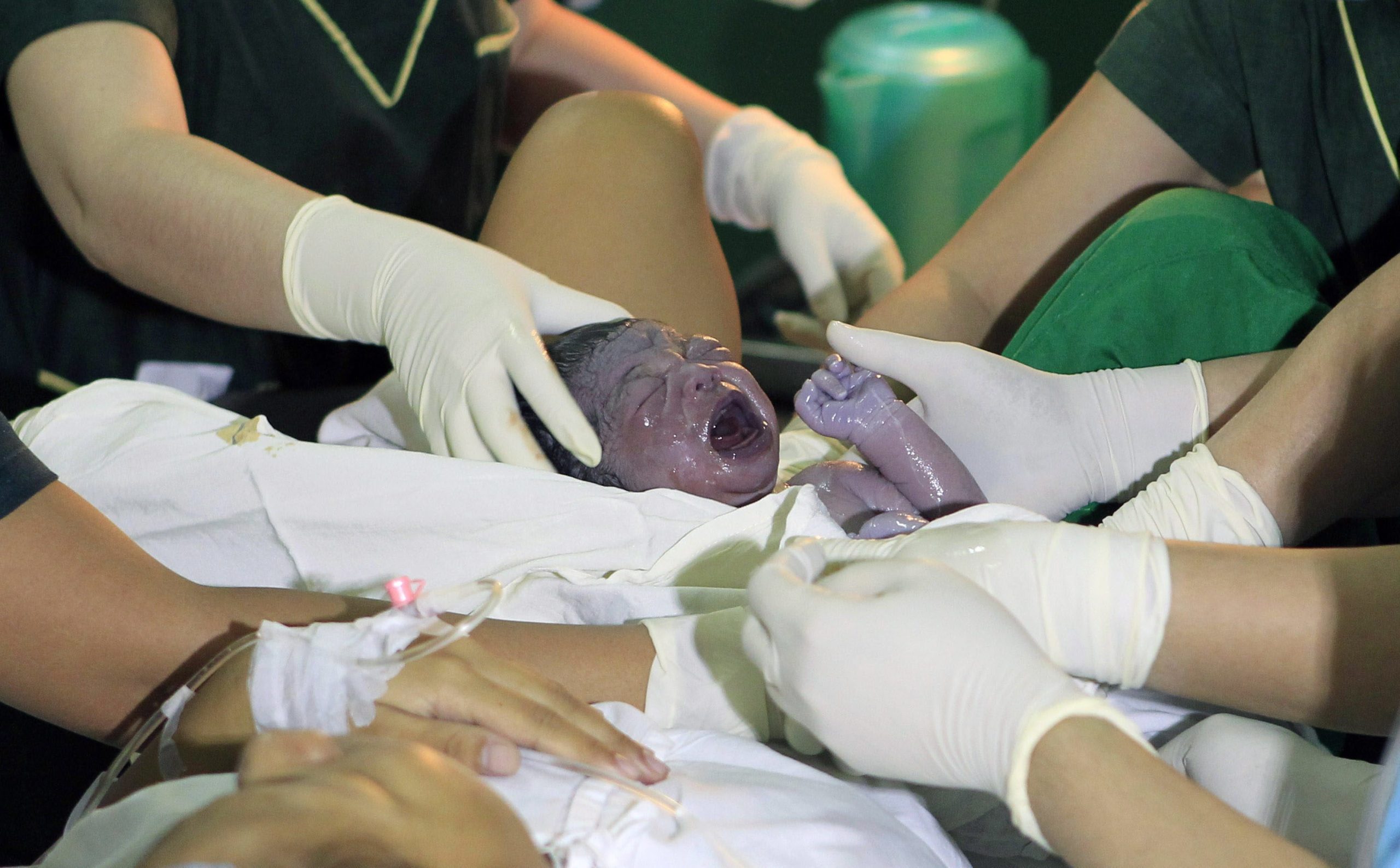 Hospital deve reforçar segurança cirúrgica após “esquecimento” de compressas num parto – ERS