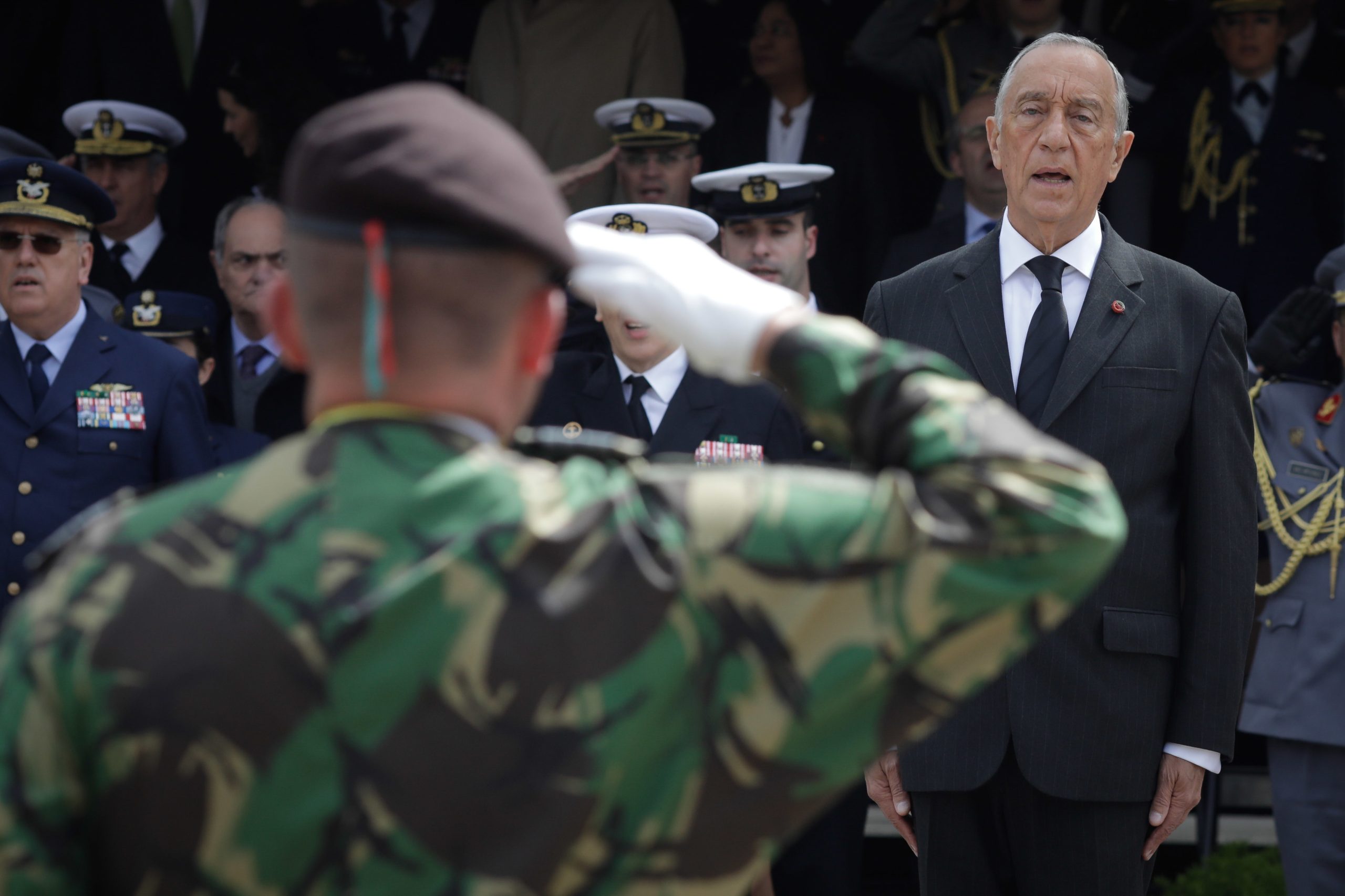 Marcelo expressa orgulho pelos militares em missões e diz que entrega total não tem preço
