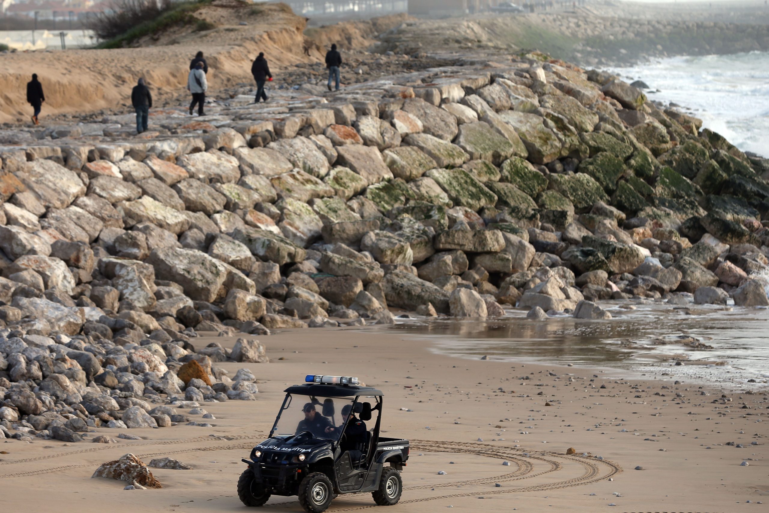 “Quantos mais anos vão ser necessários?” Famílias de vítimas mortas por avião em praia da Caparica consternadas com lentidão da justiça