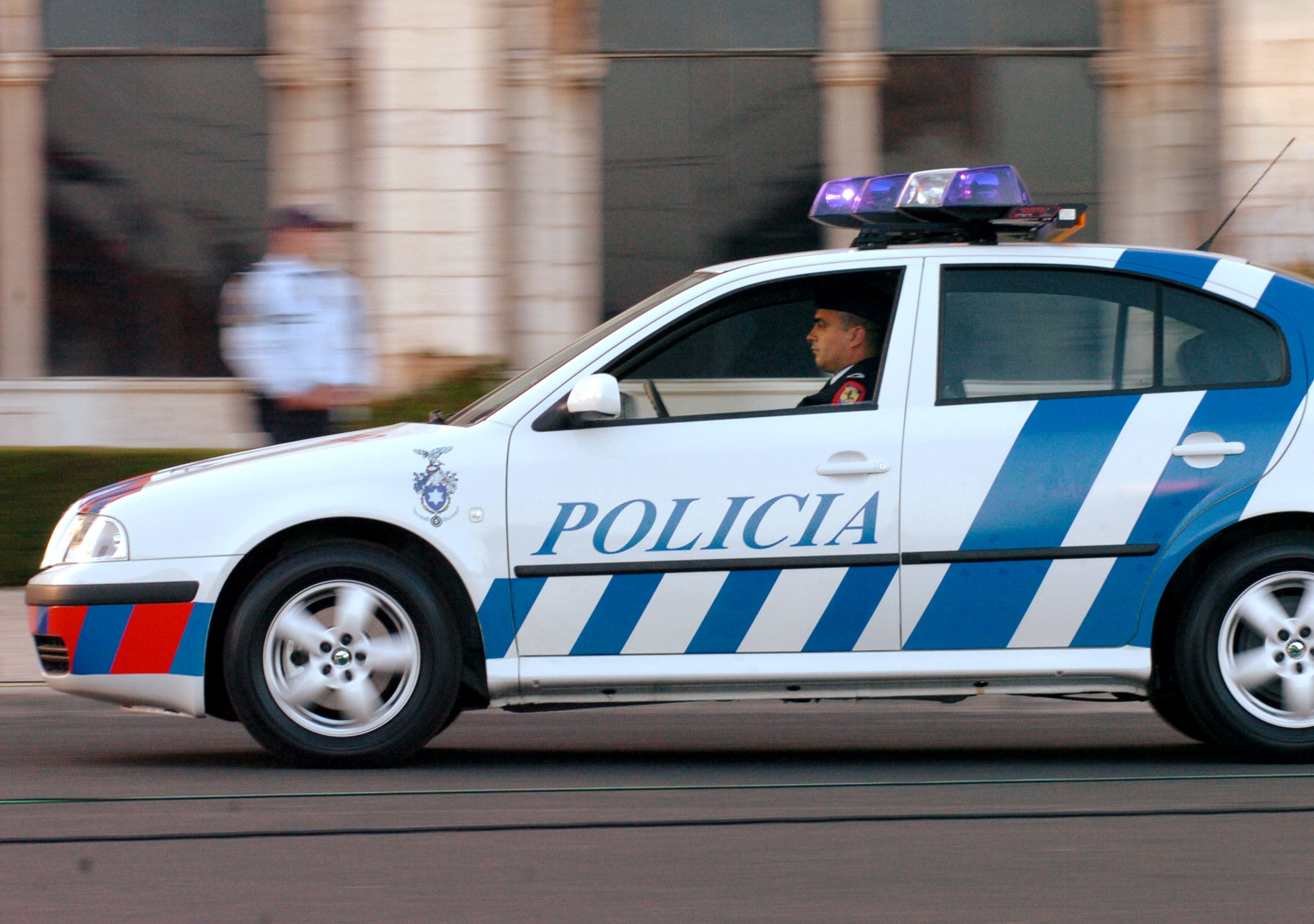 Condutor atropela cinco pessoas em Lisboa, na zona Chiado, e foge a pé. Polícia está à sua procura