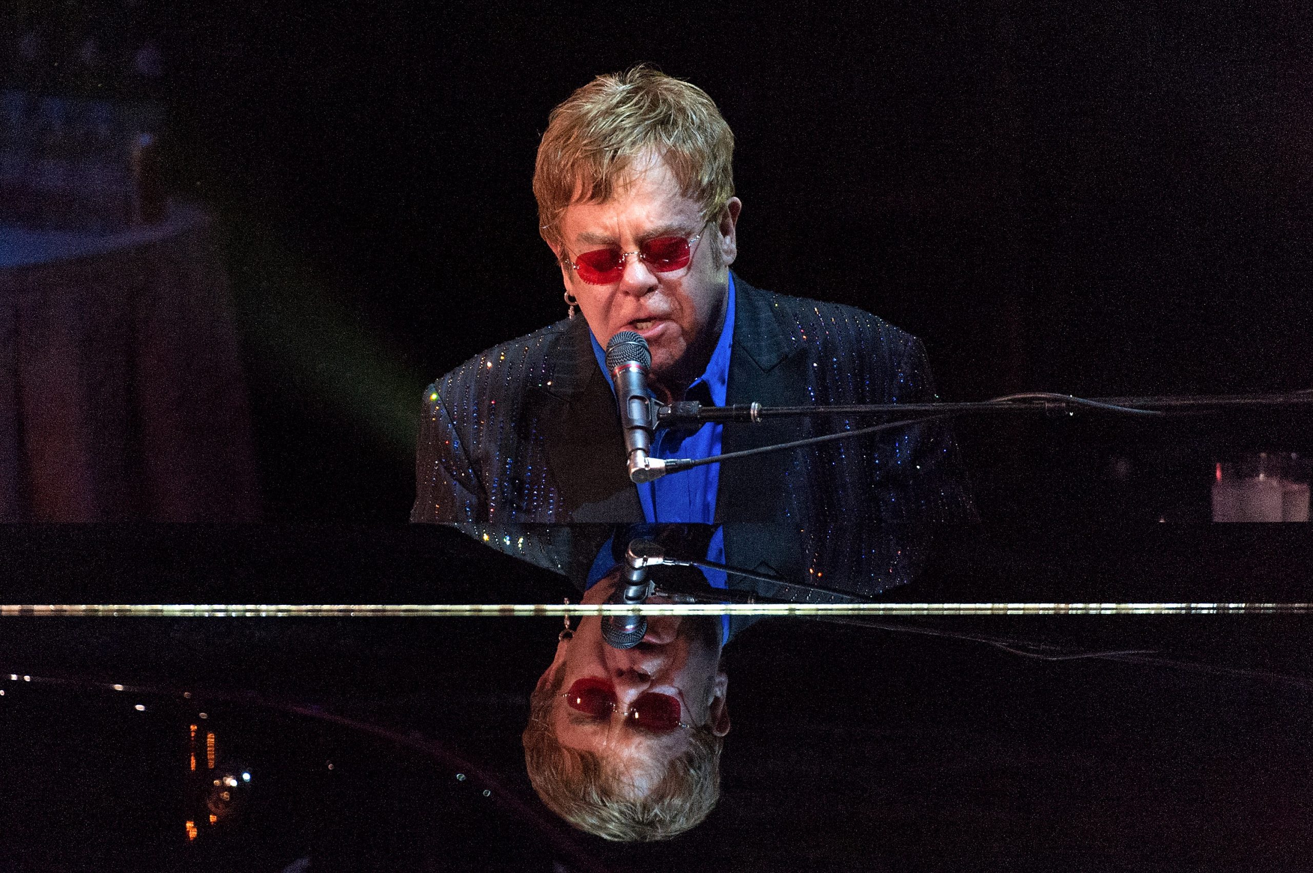 Pneumonia obriga Elton John a sair de palco na Nova Zelândia