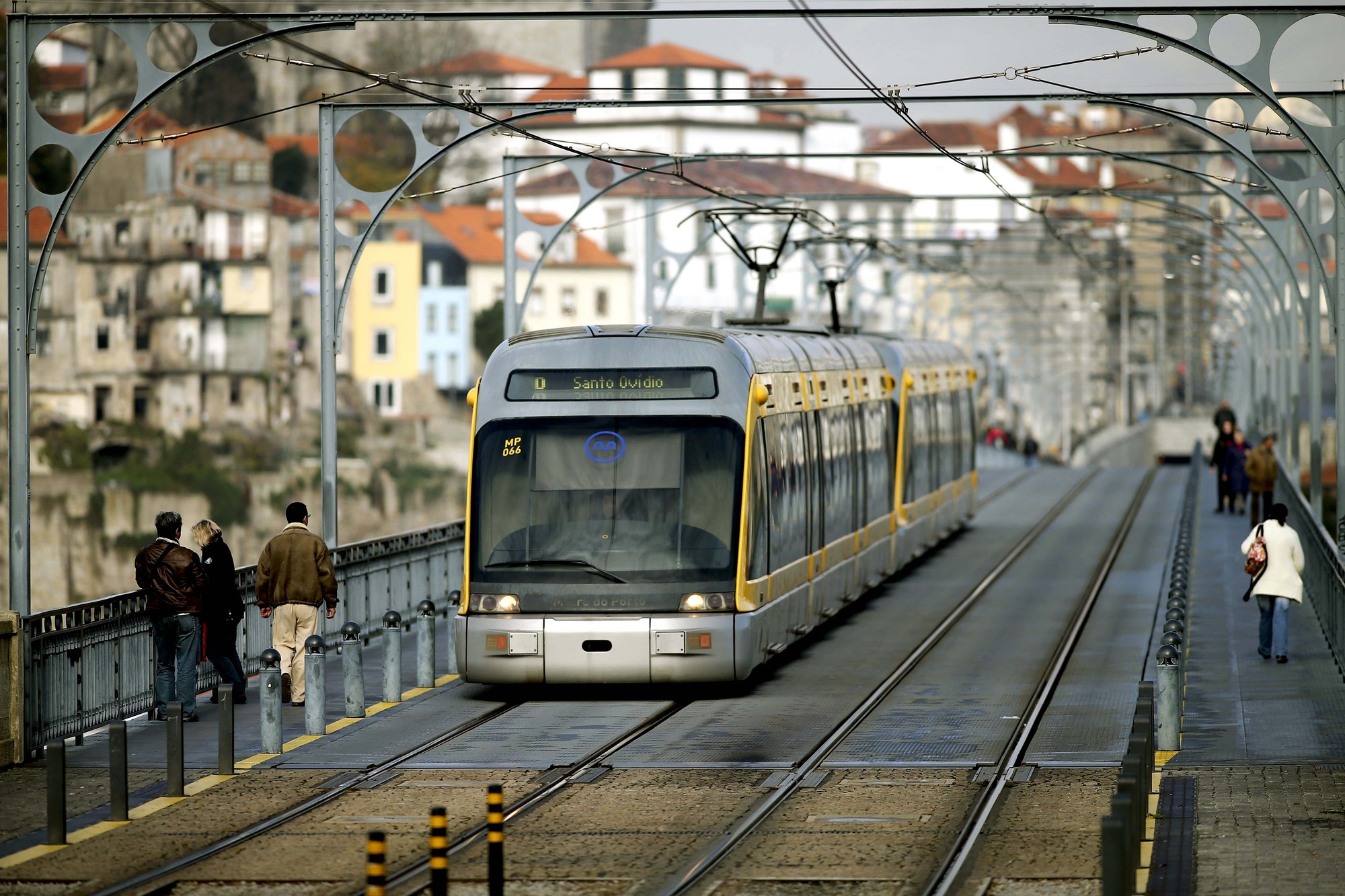 Marcelo promulga alterações estatutos da STCP e Metro do Porto