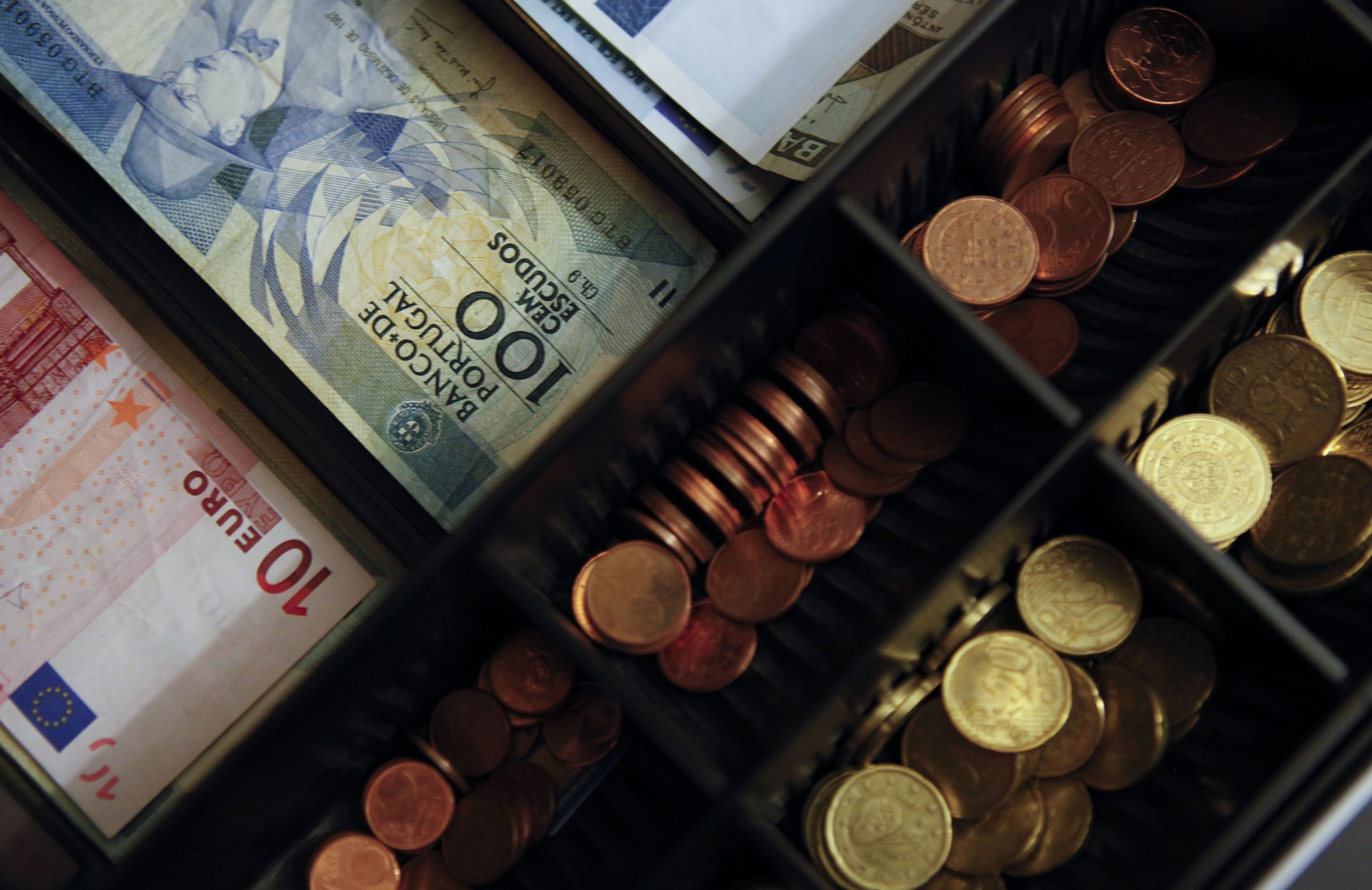 Portugueses trocaram 400,9 milhões de escudos em 2017