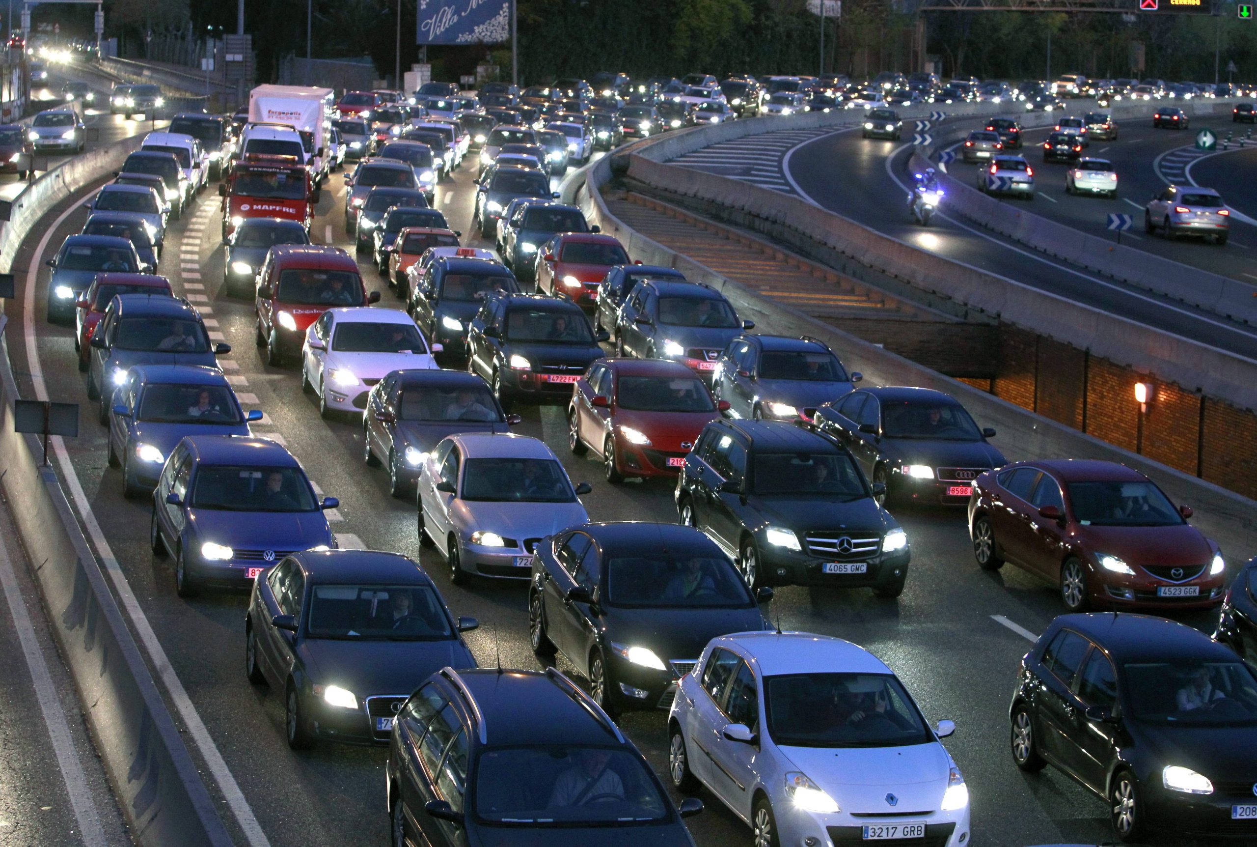 Colisão corta duas vias na A1 e faz cinco feridos