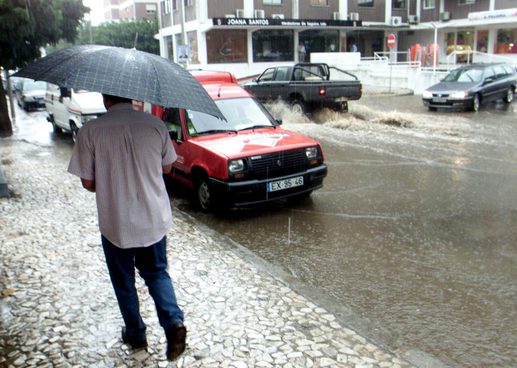 Chuva forte provocou mais de 20 inundações e desalojou uma idosa em Elvas