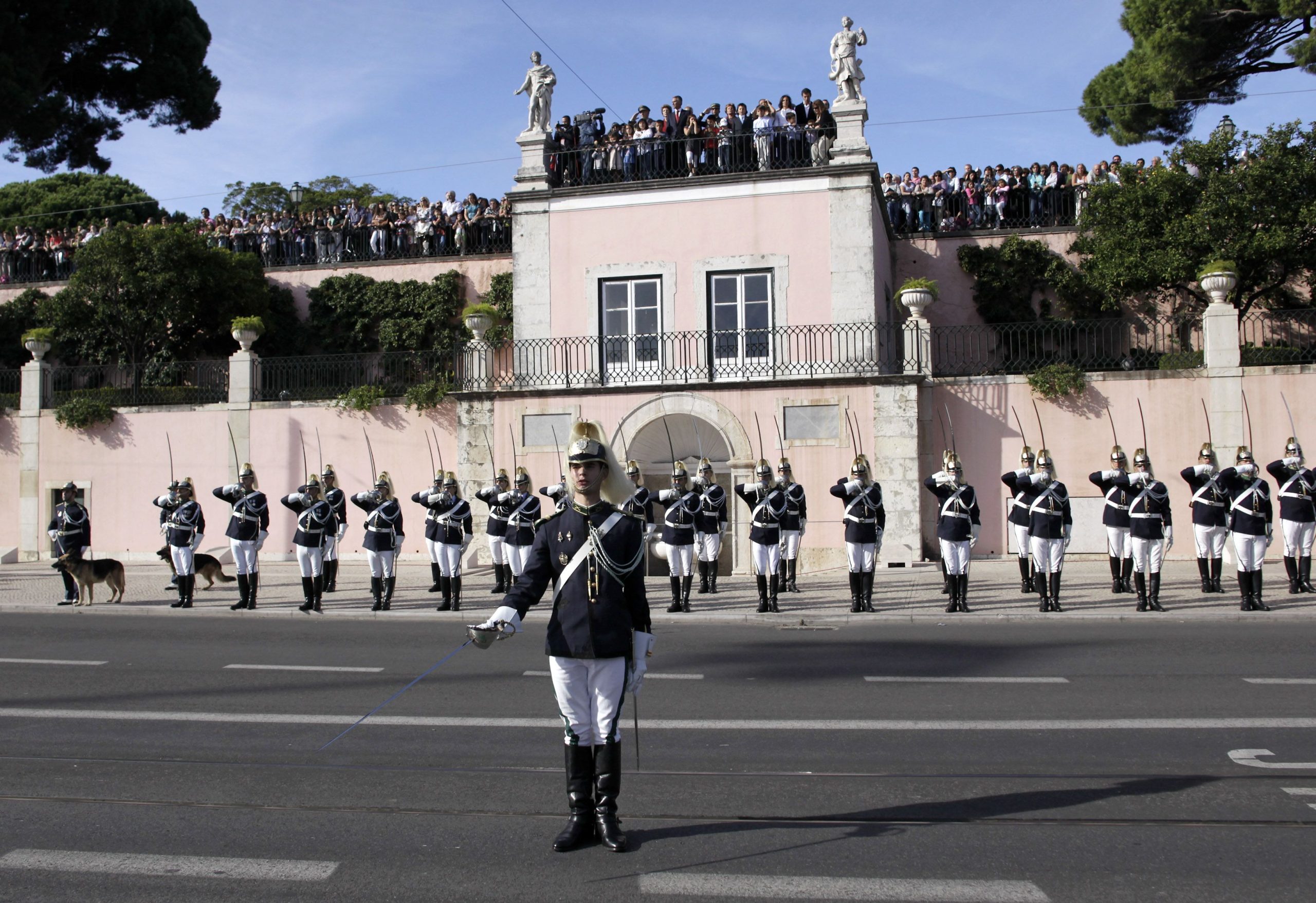 António não pede um palácio como o que vê da sua casa sem janelas