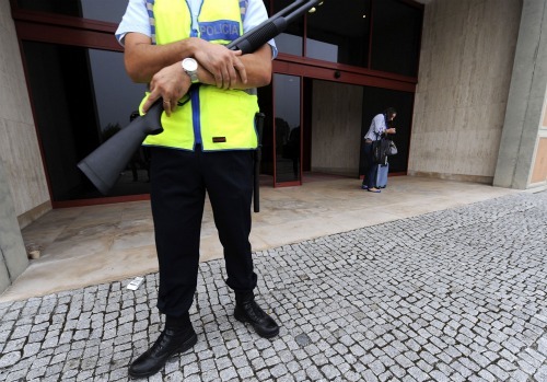 Um morto e um ferido em troca de tiros entre agentes da PSP e grupo suspeito no Porto