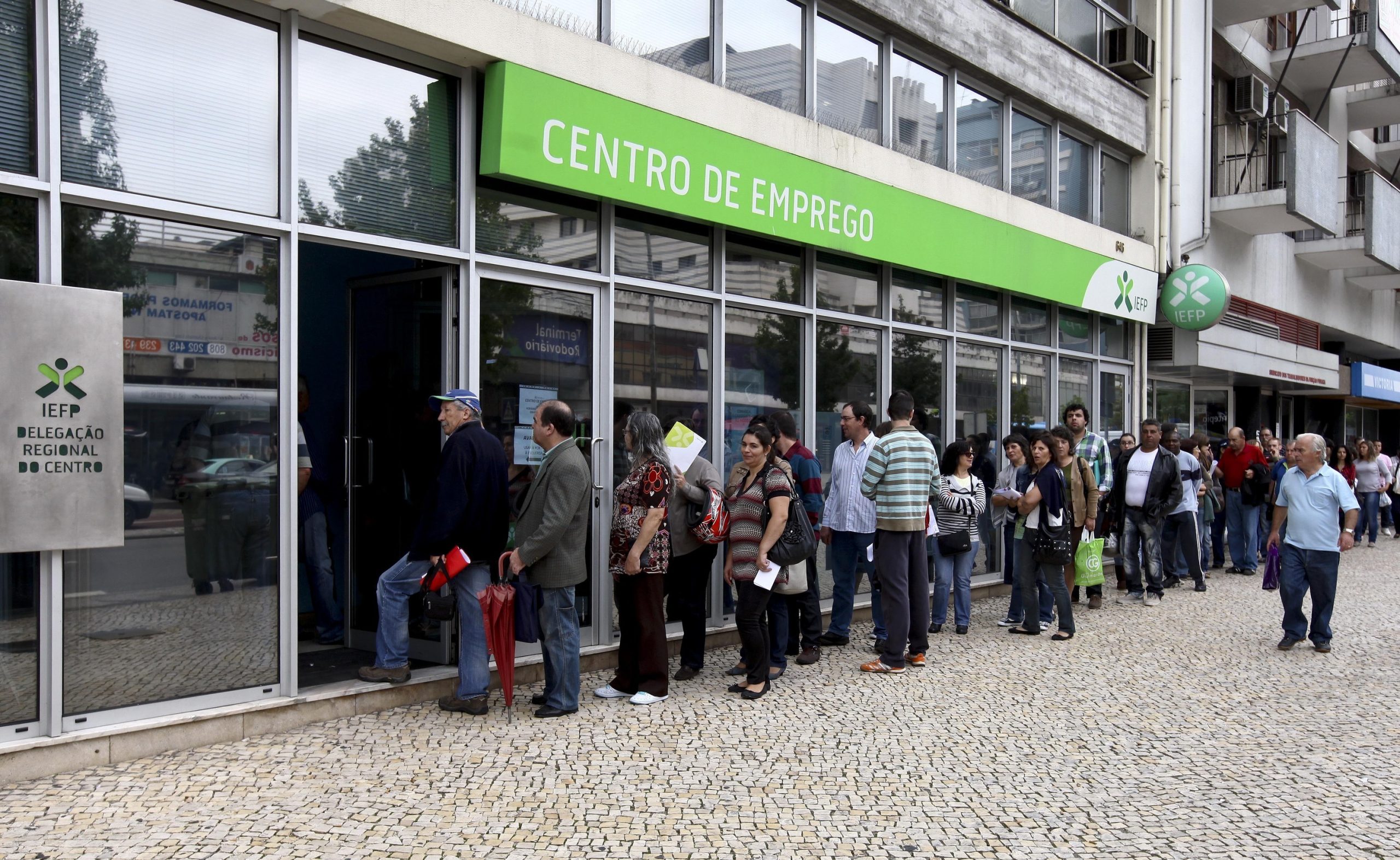 INE revê em baixa taxa de desemprego de agosto para 10,9%