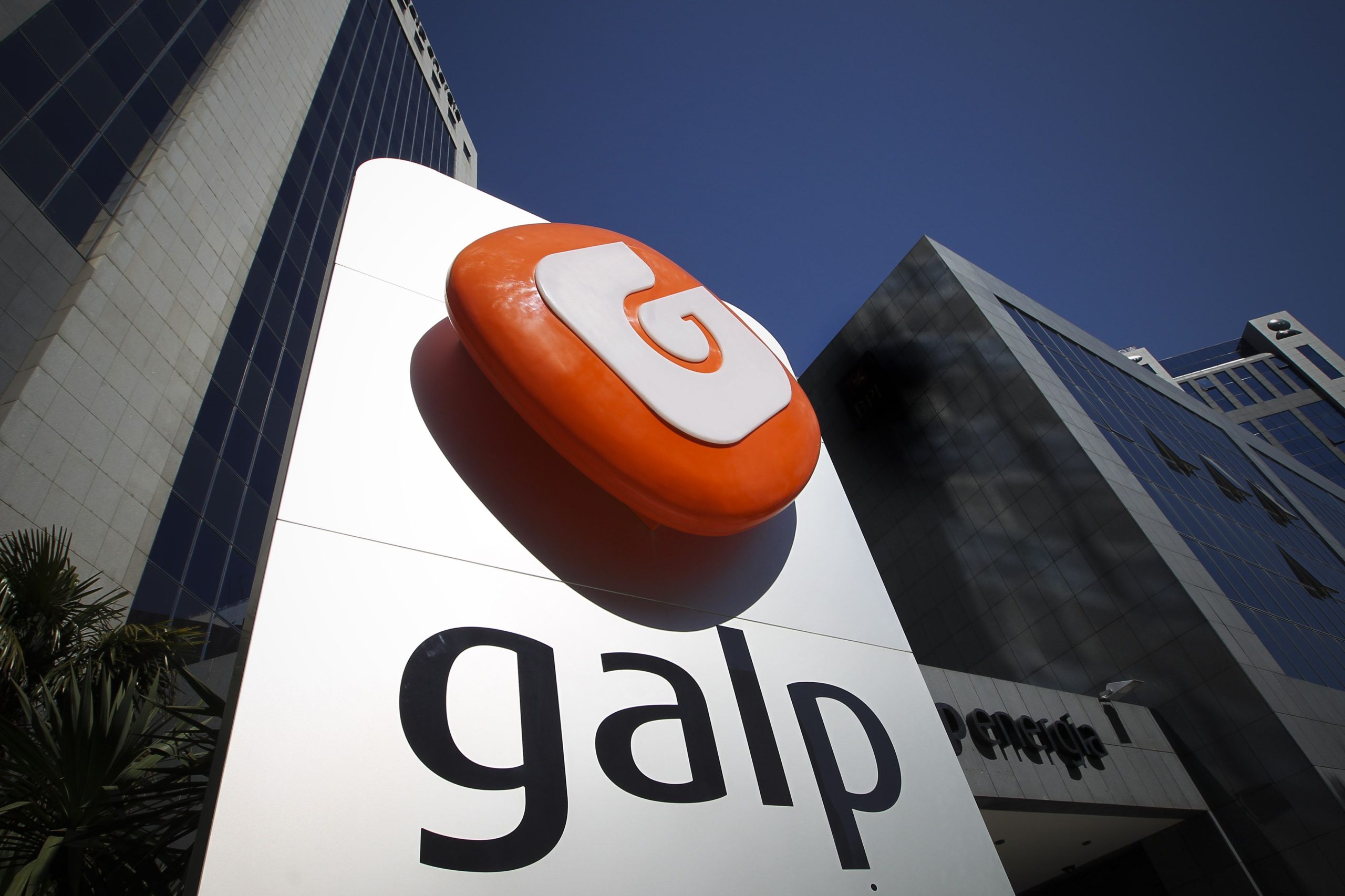 Galp corta despesas operacionais e de investimento para responder à quebra de procura. São mais de 500 milhões de euros por ano