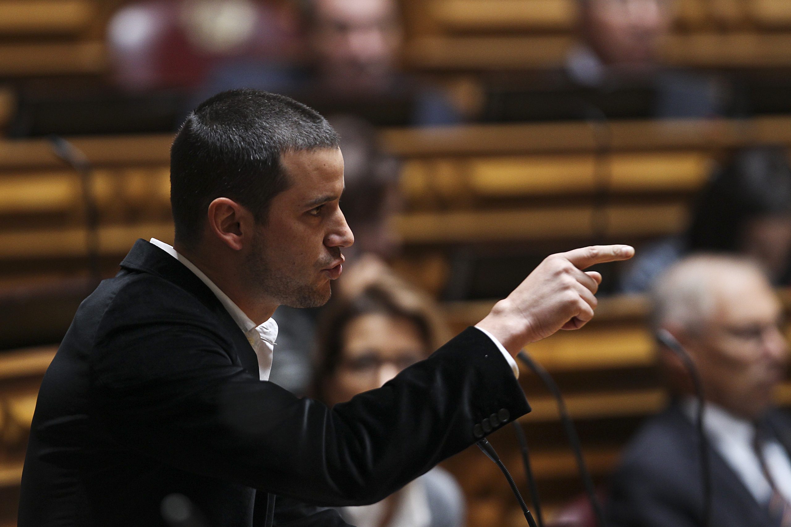 PS pede que PSD “desorientado” se retrate das declarações de Maria Luís Albuquerque