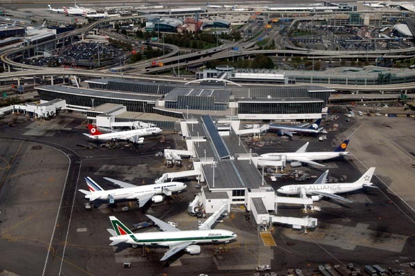 Mais de cinco mil voos foram cancelados, num dos períodos do ano com maior tráfego aéreo nos EUA