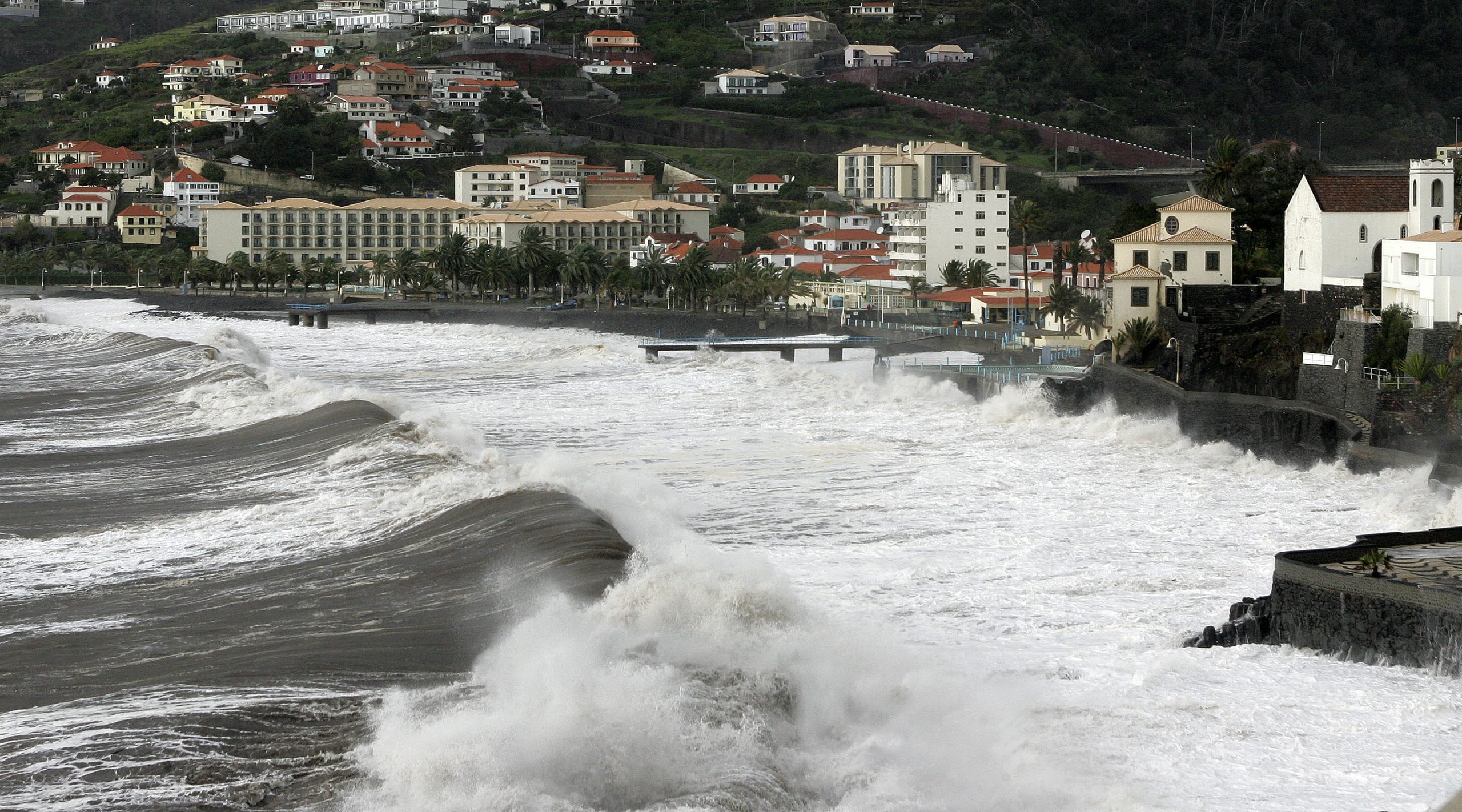 Mau tempo: Câmara do Funchal fecha espaços públicos e Marinha reforça meios na Madeira