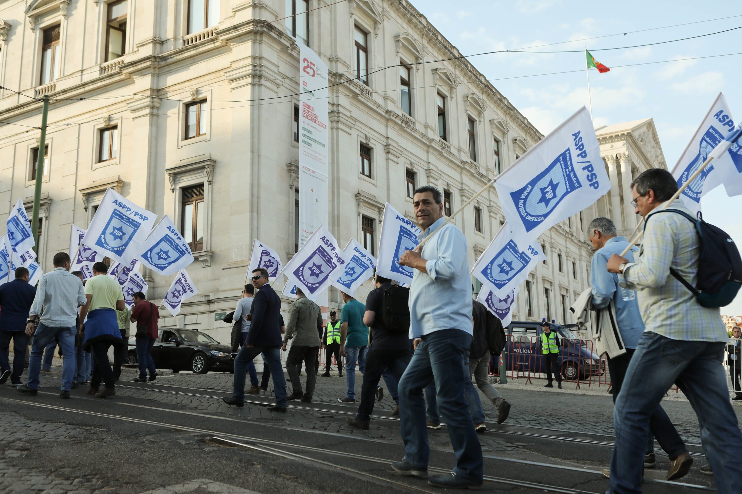 Polícias protestam hoje no Ministério das Finanças por reposição de subsídios