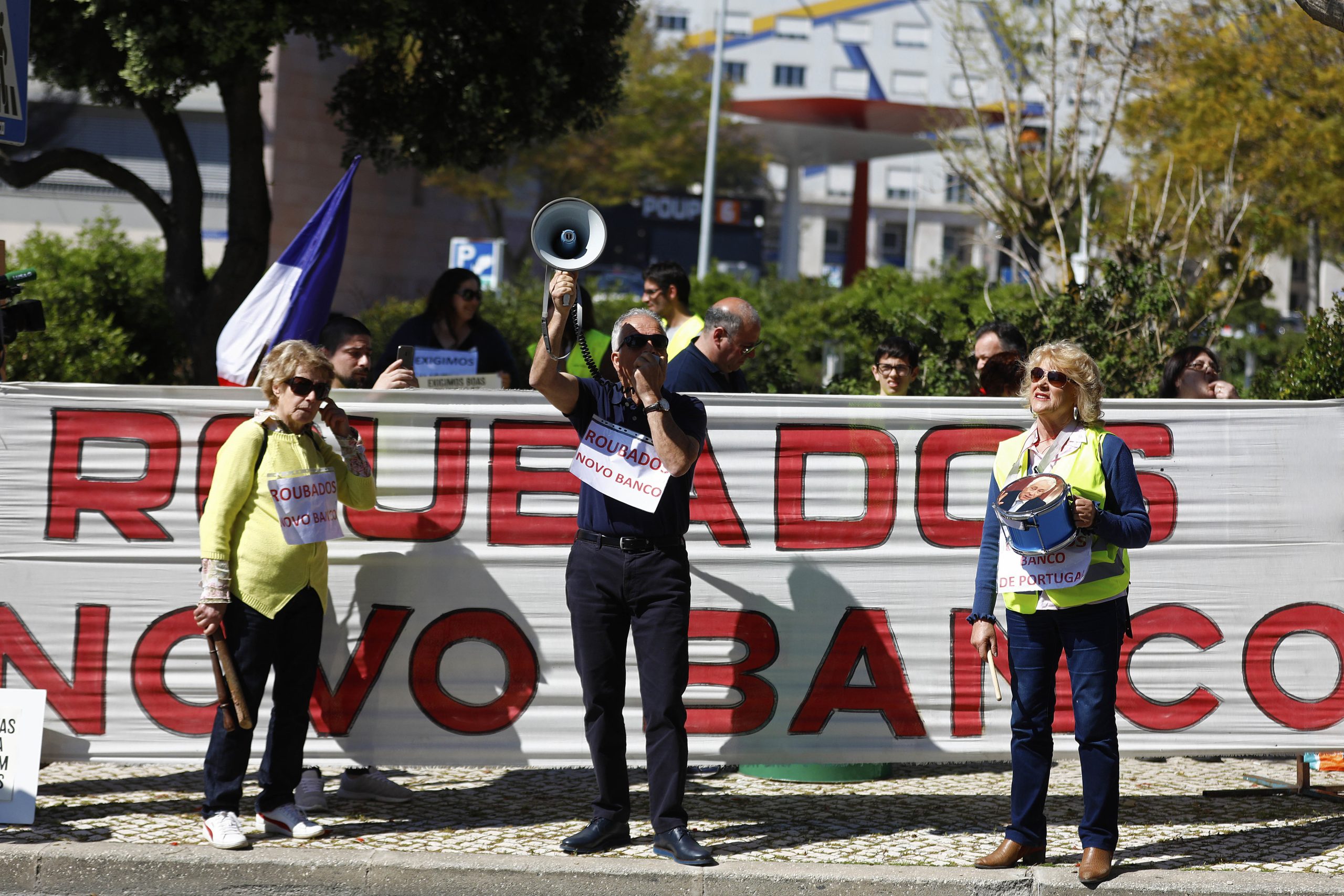 BES: Lesados fizeram protesto ruidoso junto a casa do governador do Banco de Portugal