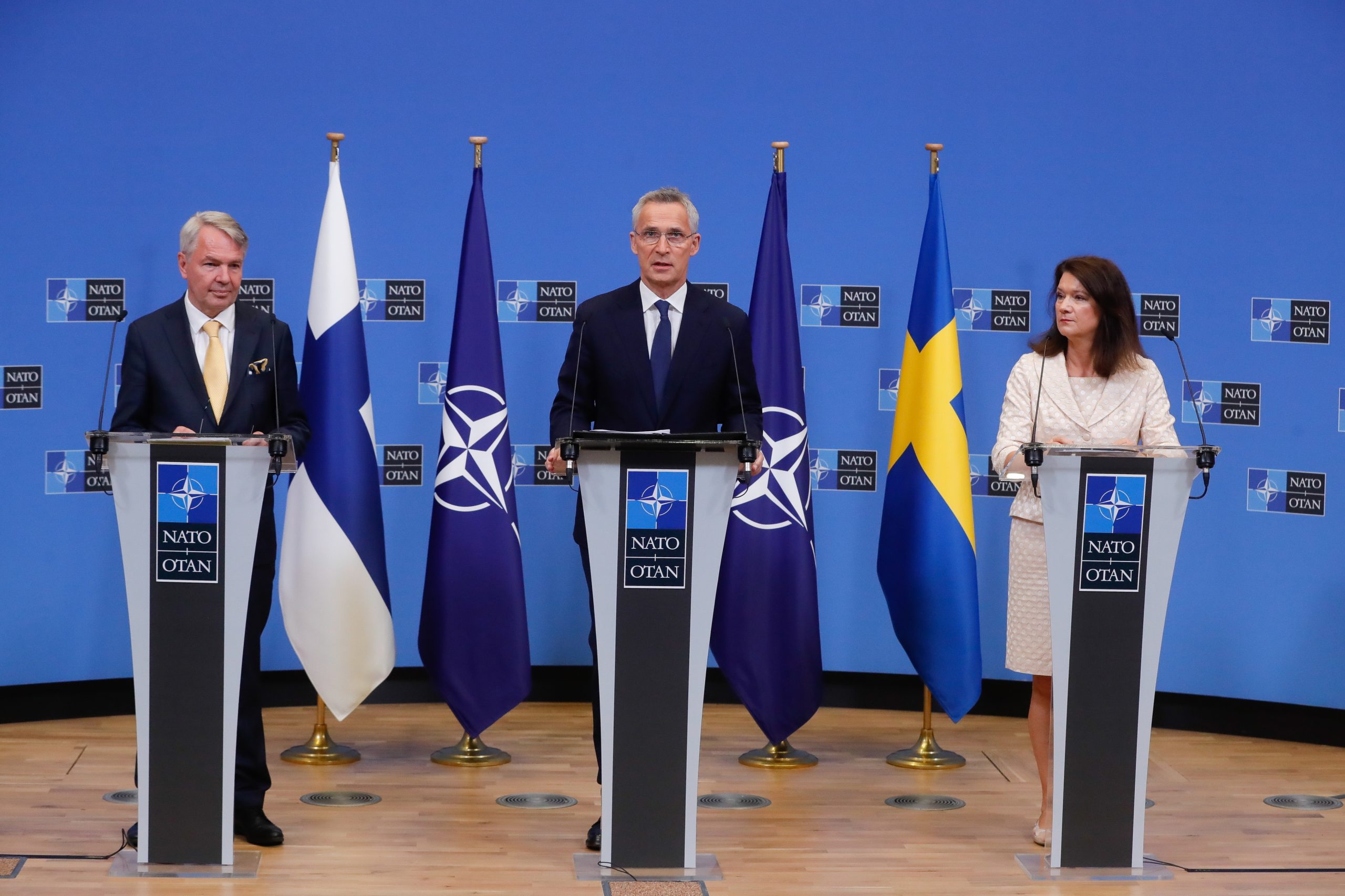NATO: Finlândia e Suécia com estatuto de “convidados” após assinatura de protocolos de adesão
