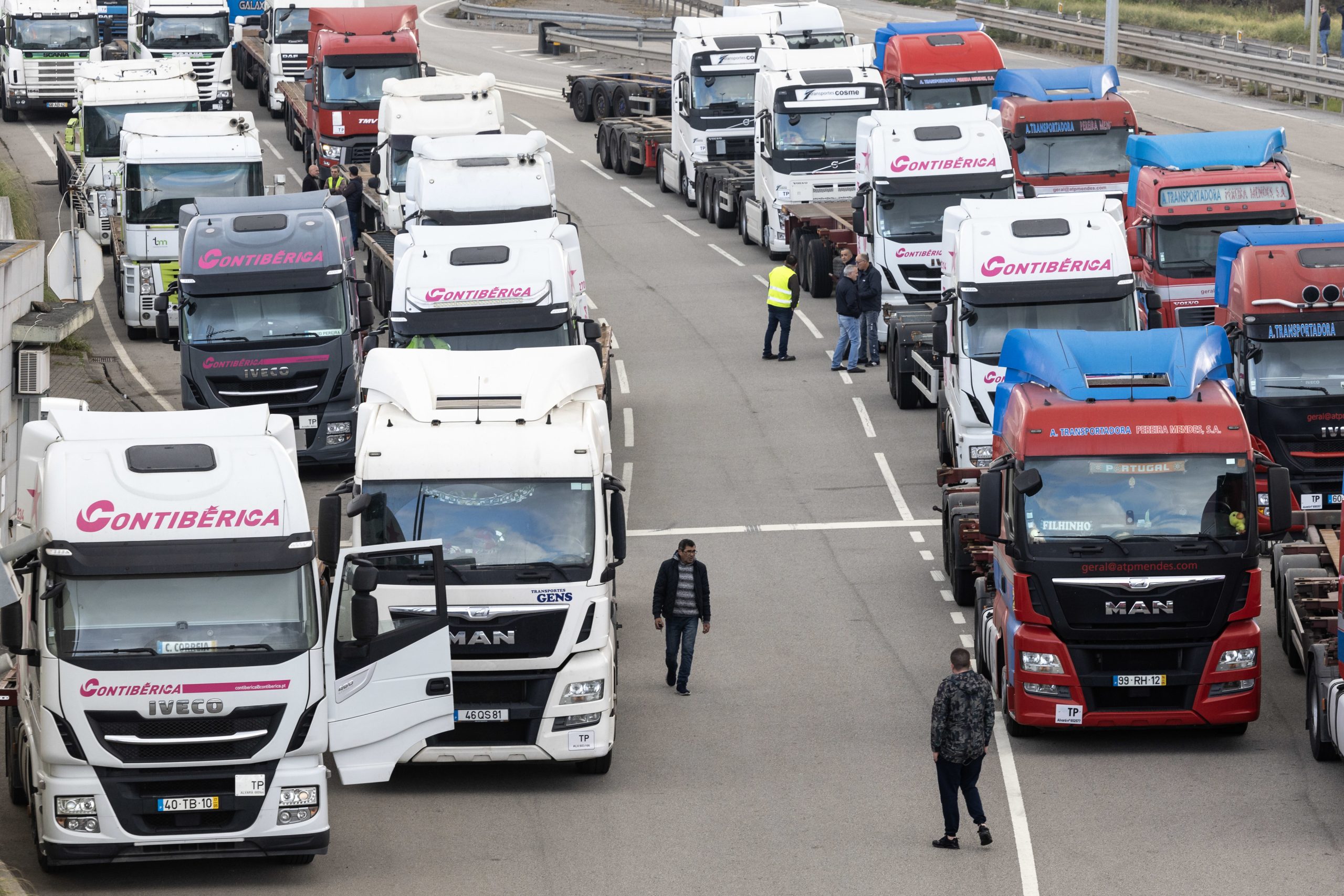 Exportações e importações sobem em abril