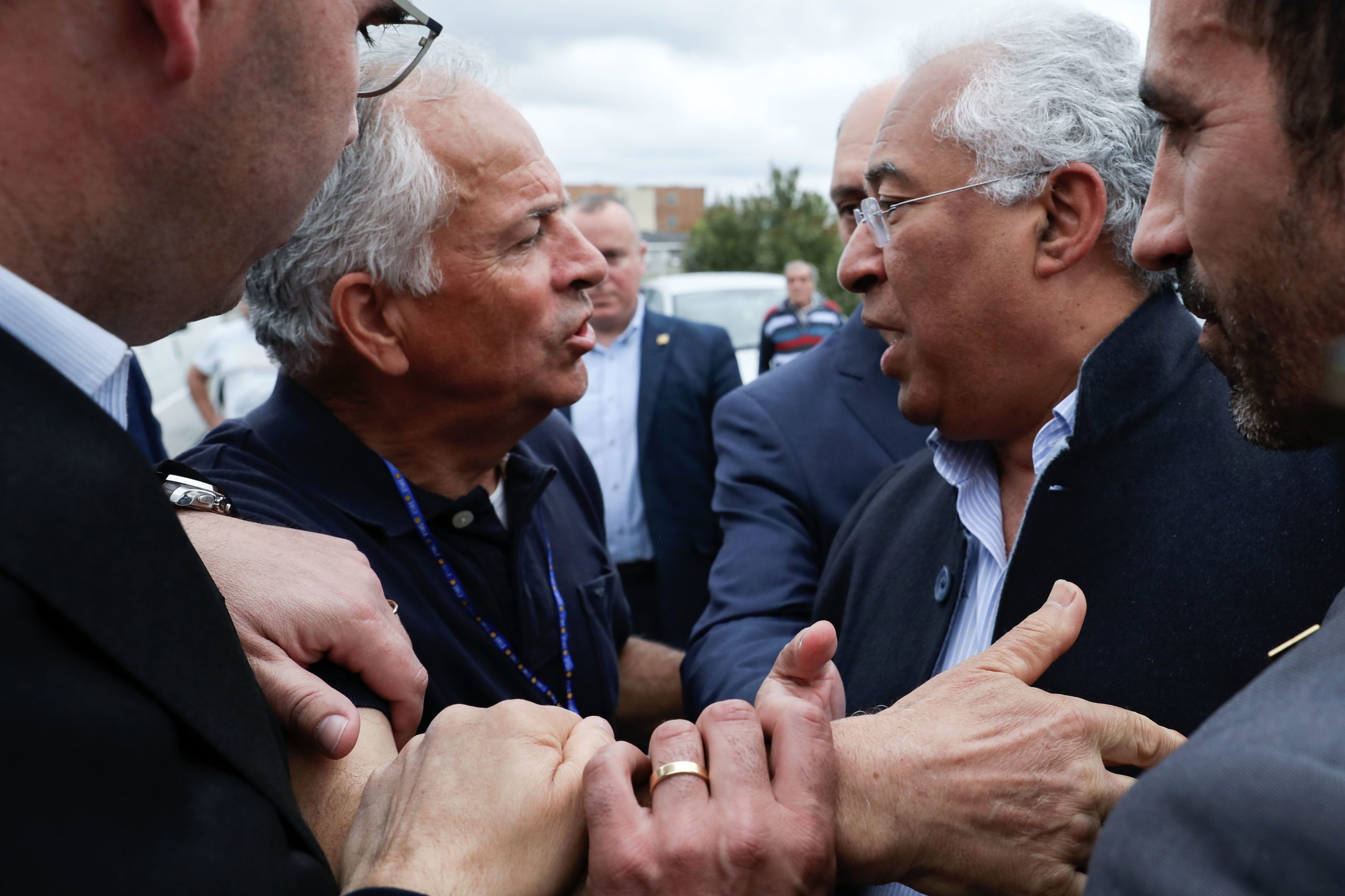 António Costa recebido em Gaia por protesto ruidoso dos lesados do BES