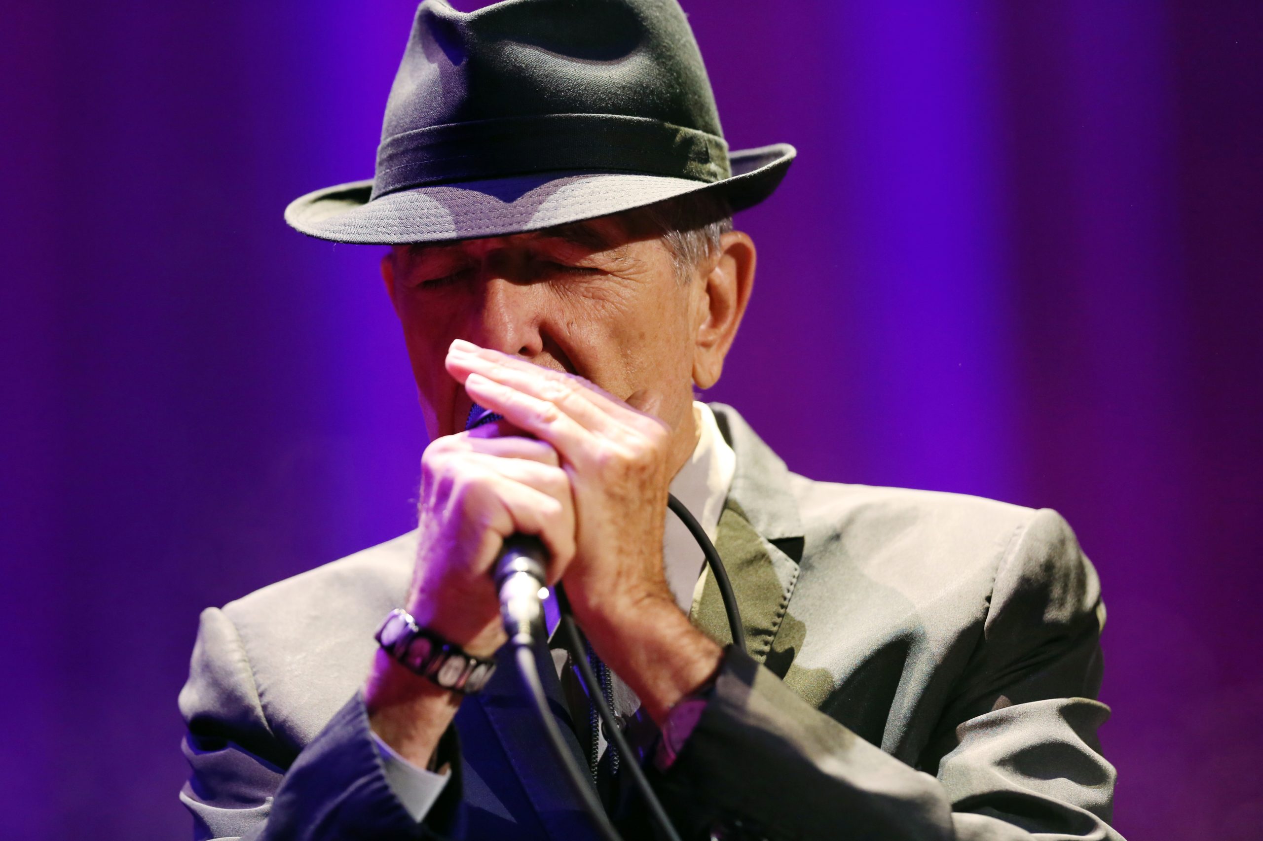 Contos e um romance inédito de Leonard Cohen editados em outubro