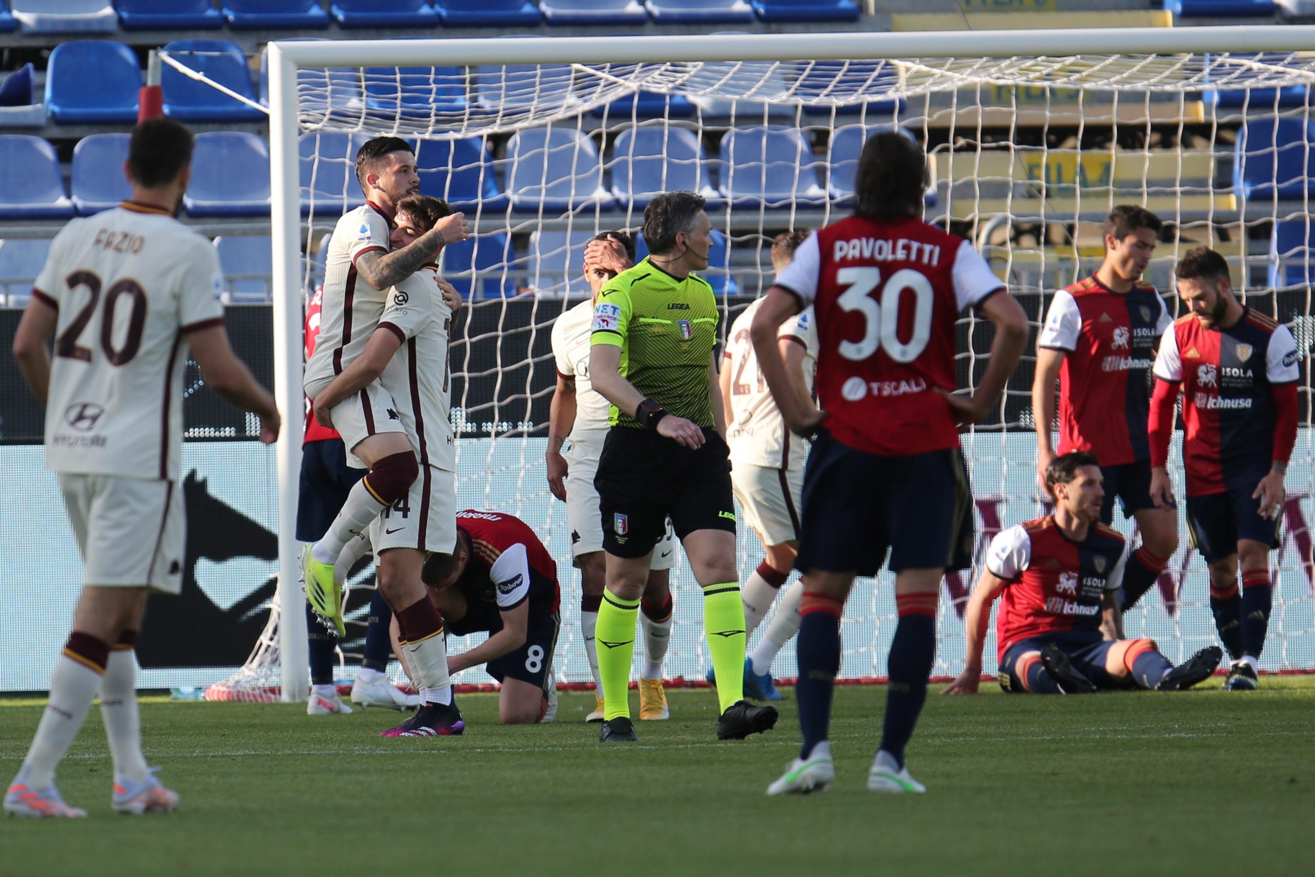 Roma perde na Sardenha e fica praticamente afastada do ‘top 4’ em Itália