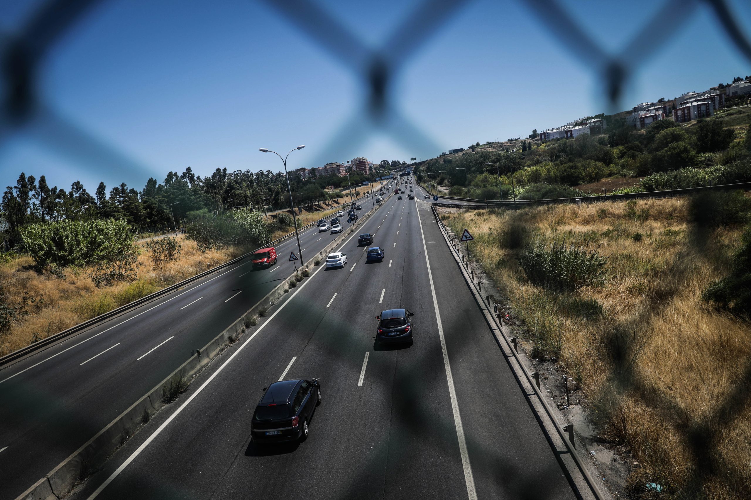 Choque em cadeia com sete carros no IC19. Trânsito está condicionado