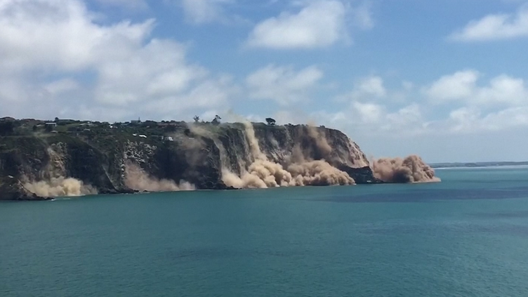 Vídeo amador filma queda de um penhasco depois de sismo na Nova Zelândia