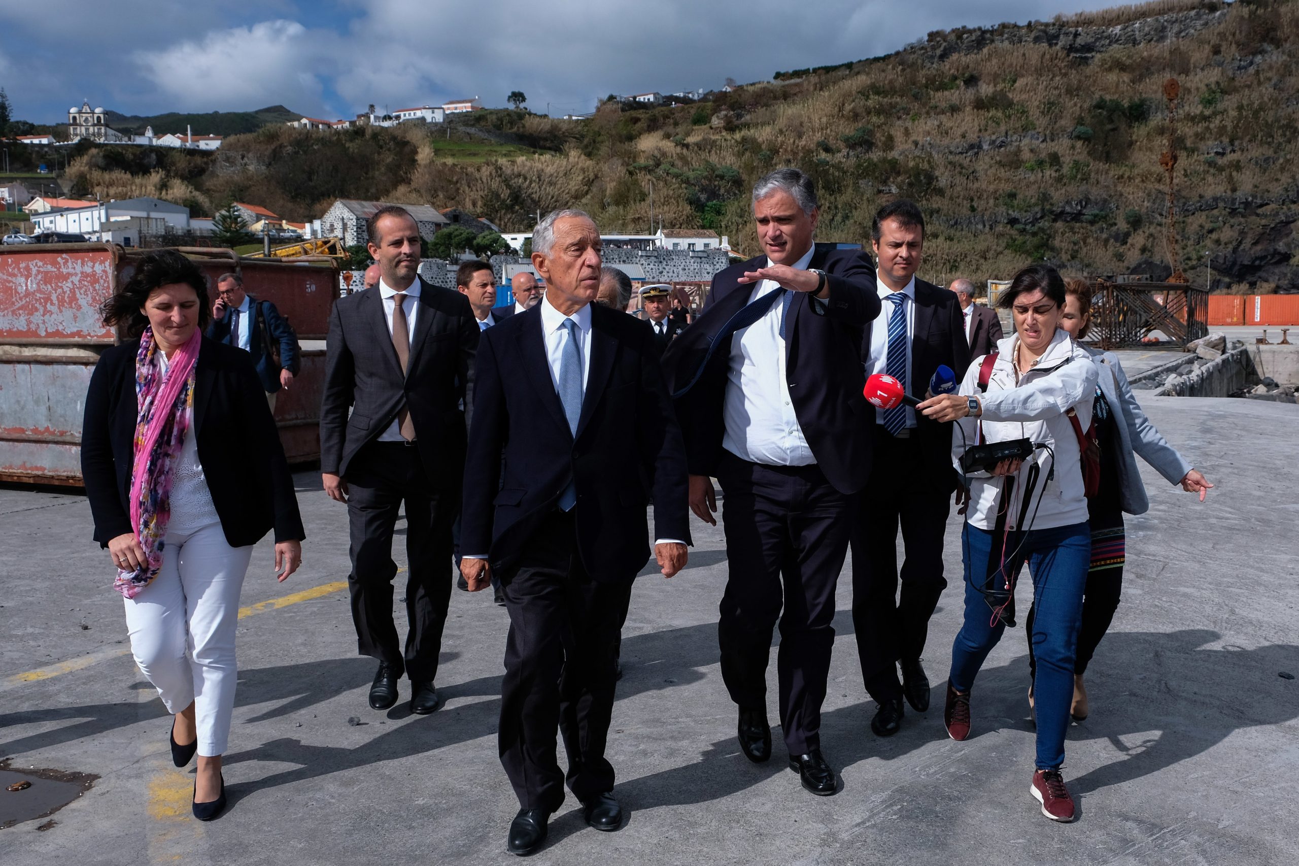Furacão Lorenzo: Marcelo promete voltar aos Açores para comer cozido com família desalojada