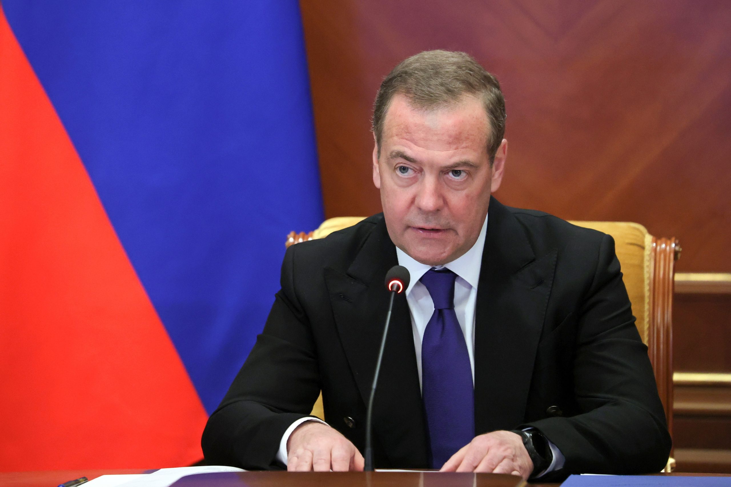 Medvedev ameaça Europa com bombardeamentos caso envie forças para a Ucrânia