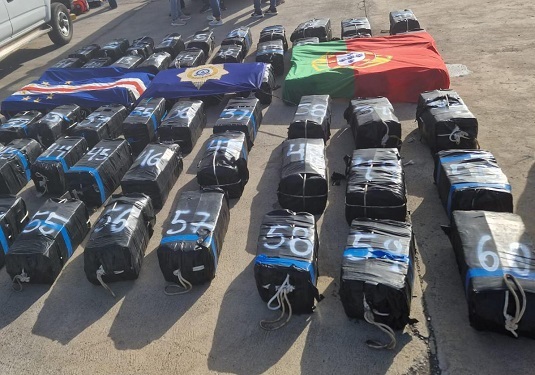 PJ e Marinha travam embarcação com 1,6 toneladas de cocaína