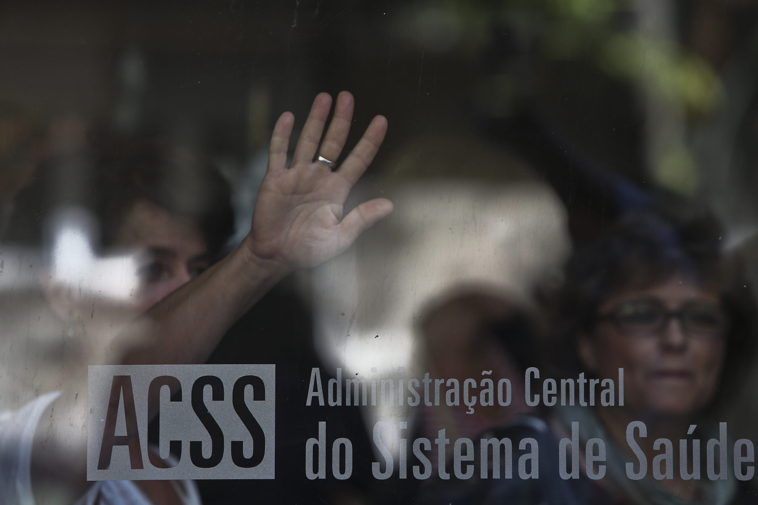 Várias dezenas de técnicos de diagnóstico protestam junto ao Ministério da Saúde