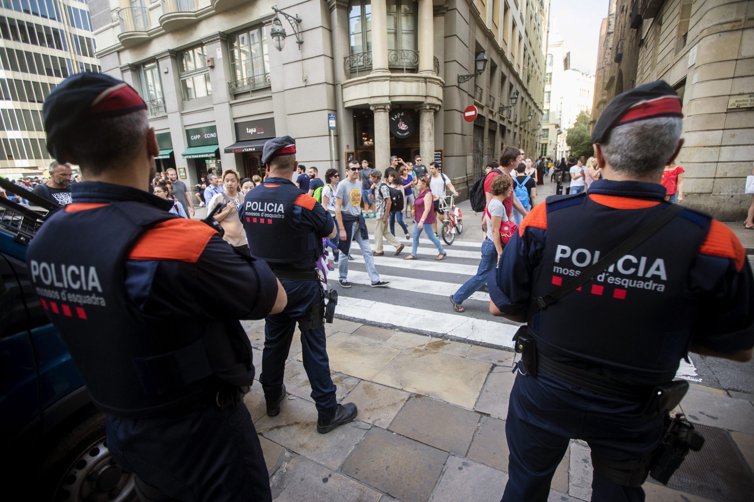 Catalunha: Polícia regional recebe instruções para selar locais de voto